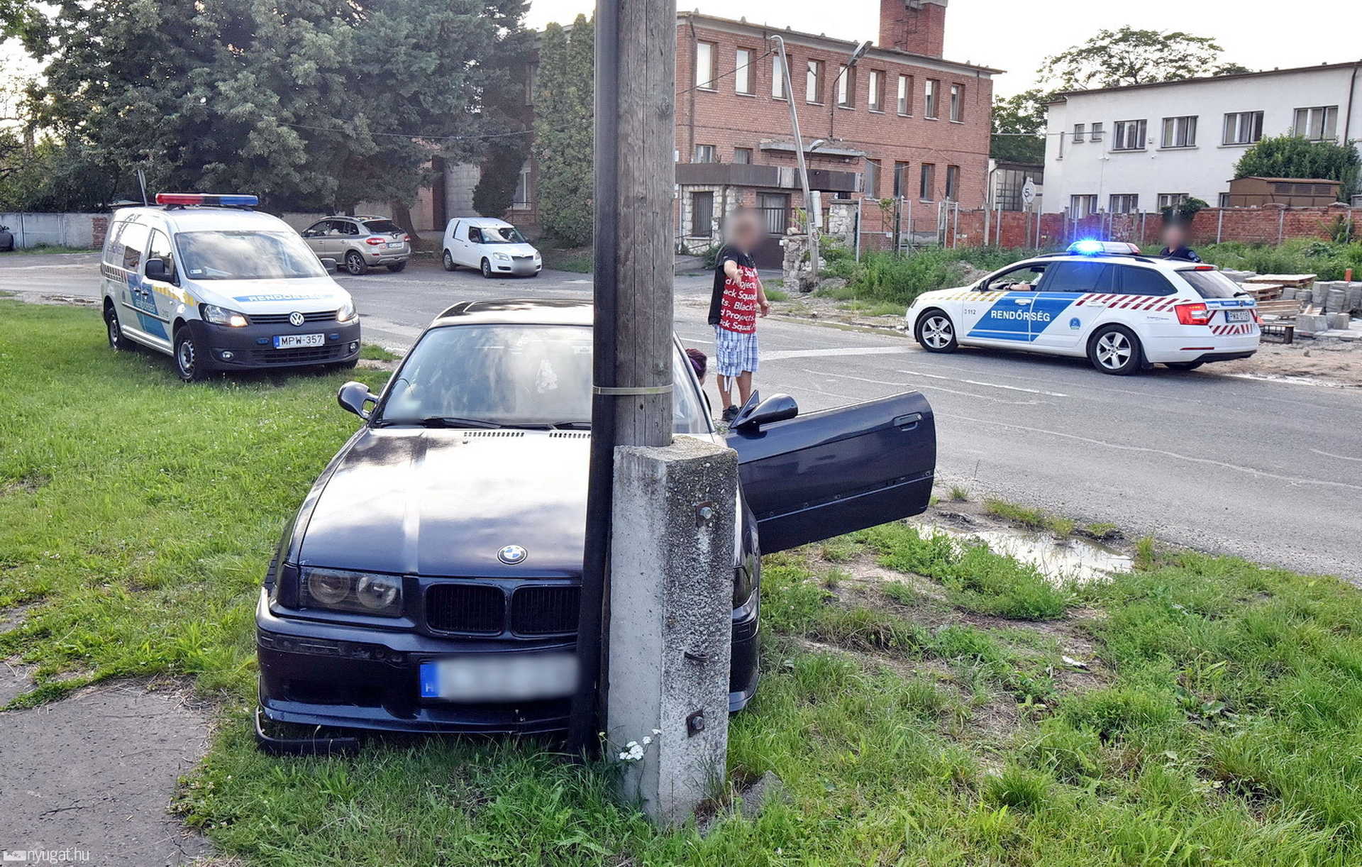 Vita után koccanás – oszlopnak gurult a BMW Szombathelyen