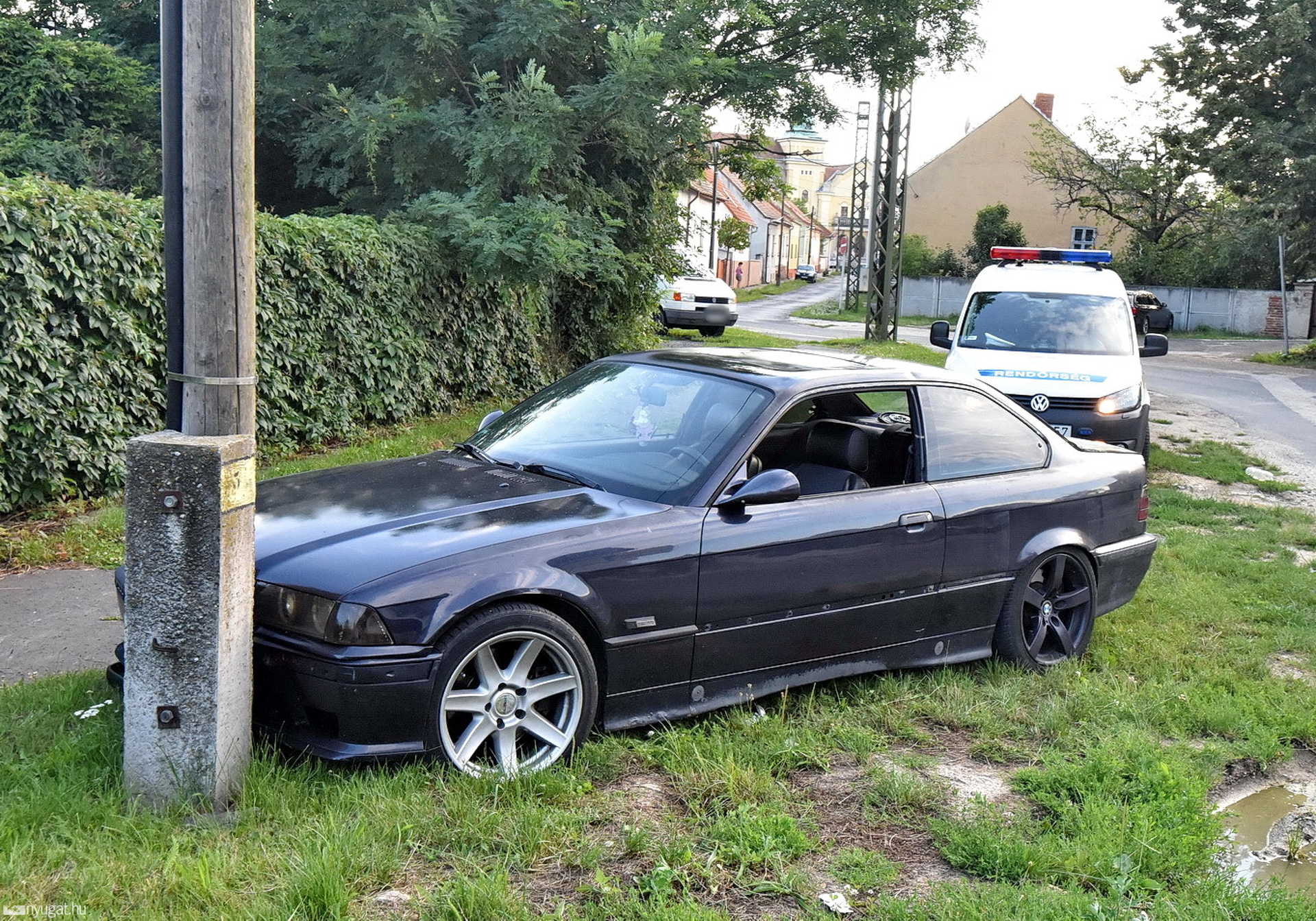 Vita után koccanás – oszlopnak gurult a BMW Szombathelyen