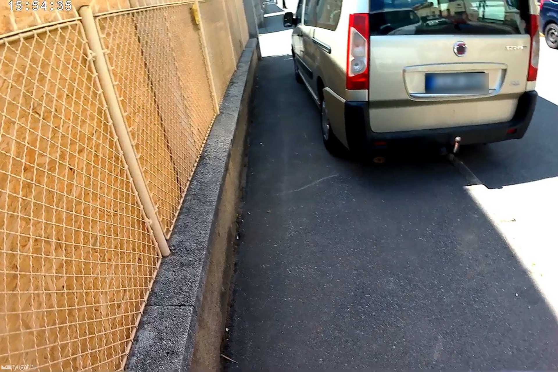 Szabálytalan és kreatív parkolások Szombathelyen: Hadnagy utca