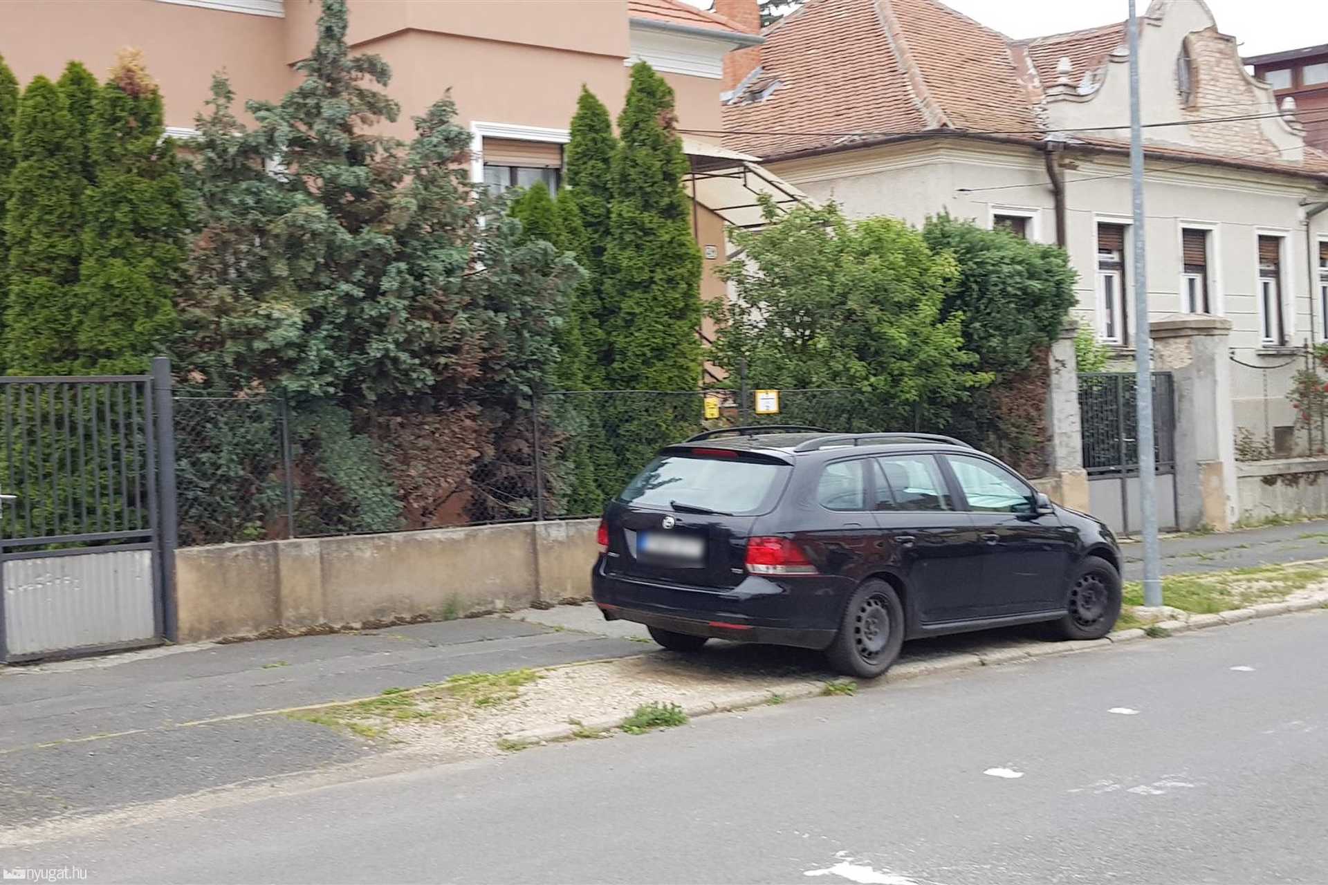 Szabálytalan és kreatív parkolások Szombathelyen: Hadnagy utca