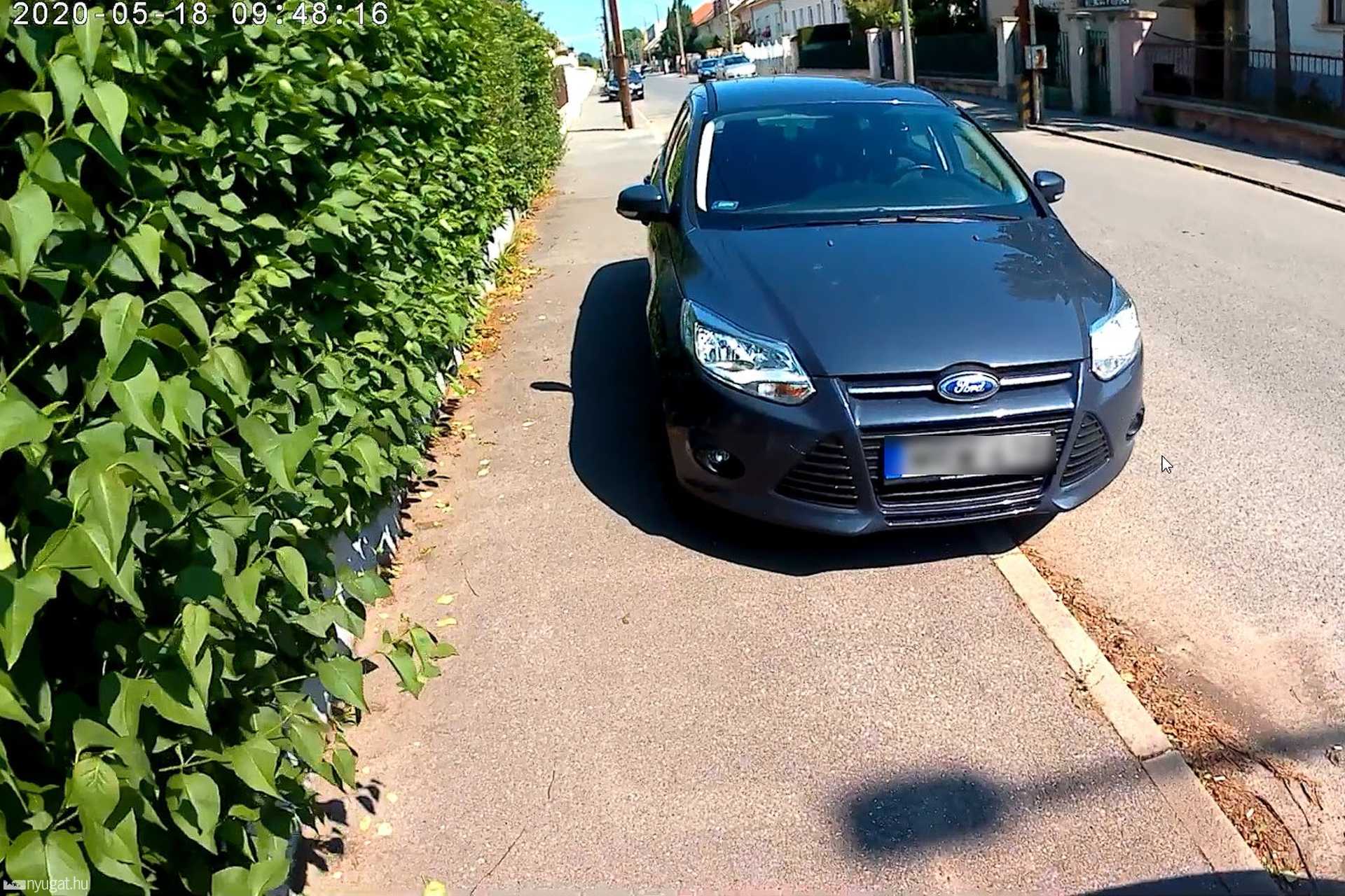 Szabálytalan és kreatív parkolások Szombathelyen: Hadnagy utca