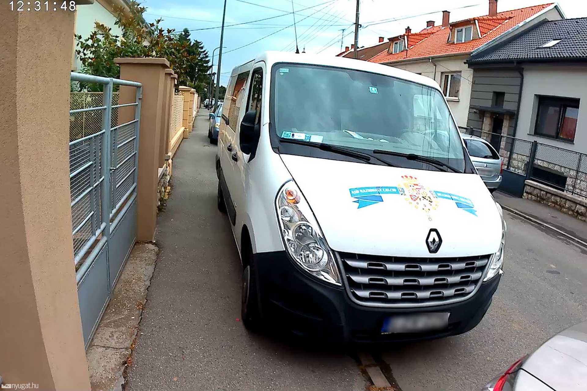 Szabálytalan és kreatív parkolások Szombathelyen: Hadnagy utca