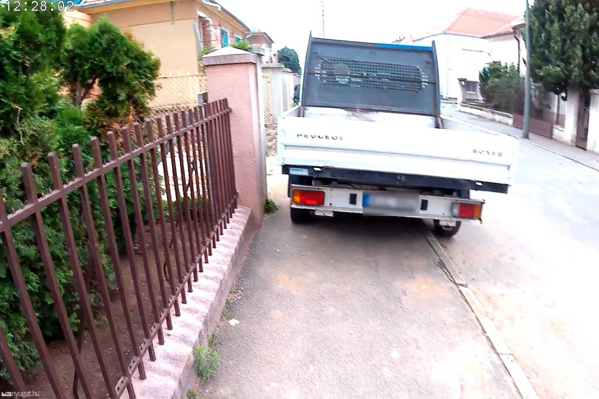 Szabálytalan és kreatív parkolások Szombathelyen: Hadnagy utca