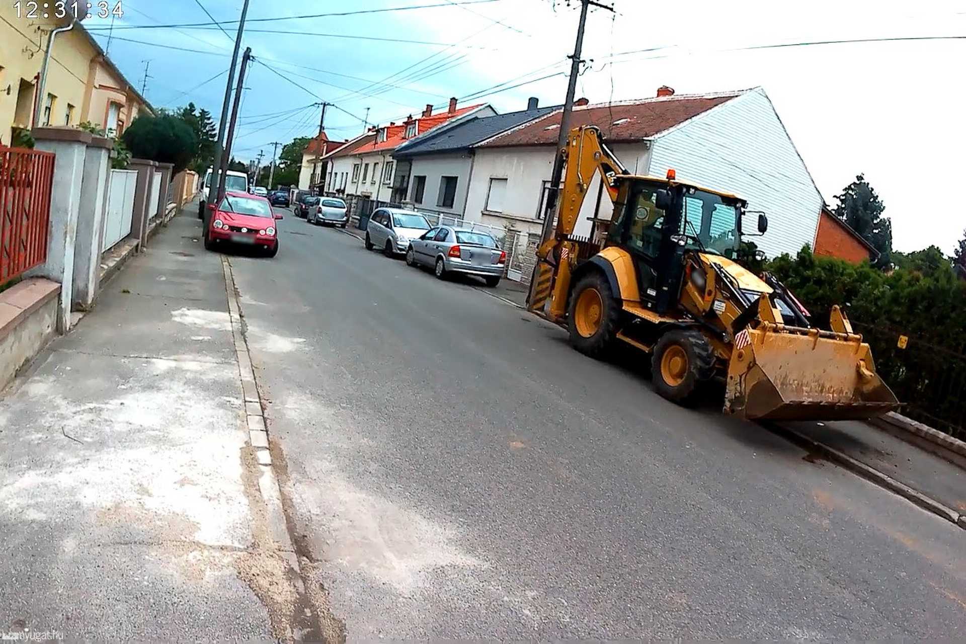 Szabálytalan és kreatív parkolások Szombathelyen: Hadnagy utca