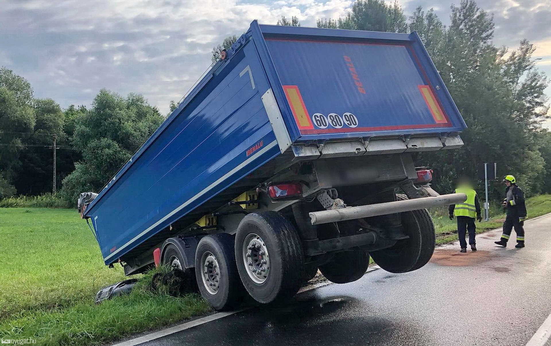 Scania teherautó csúszott árokba Hosszúperesztegnél, a 8-as főúton