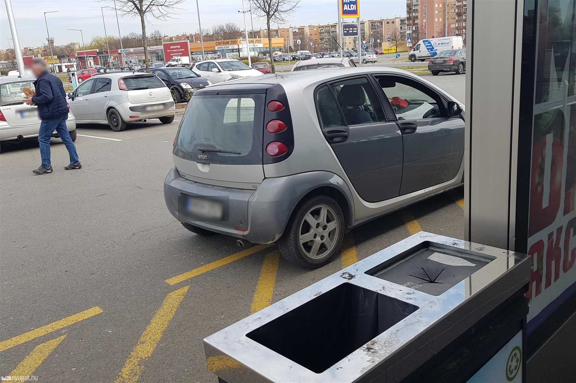 Szabálytalan és kreatív parkolások Szombathelyen: bevásárlóhelyek parkolói