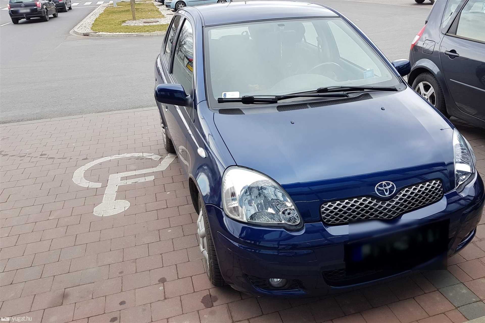Szabálytalan és kreatív parkolások Szombathelyen: bevásárlóhelyek parkolói