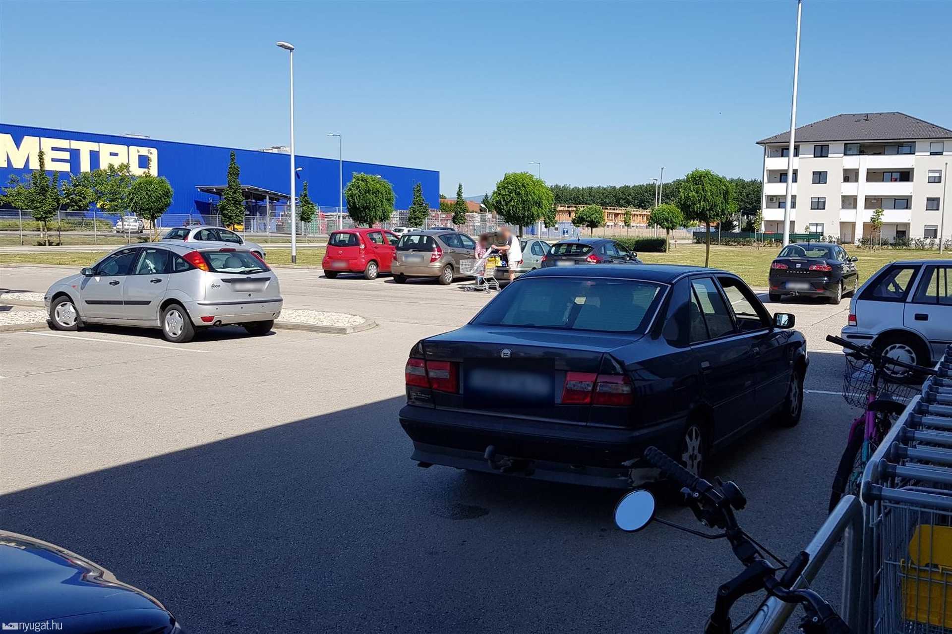 Szabálytalan és kreatív parkolások Szombathelyen: bevásárlóhelyek parkolói