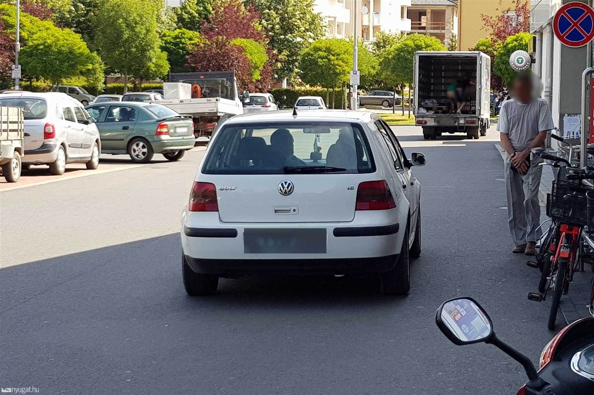 Szabálytalan és kreatív parkolások Szombathelyen: bevásárlóhelyek parkolói
