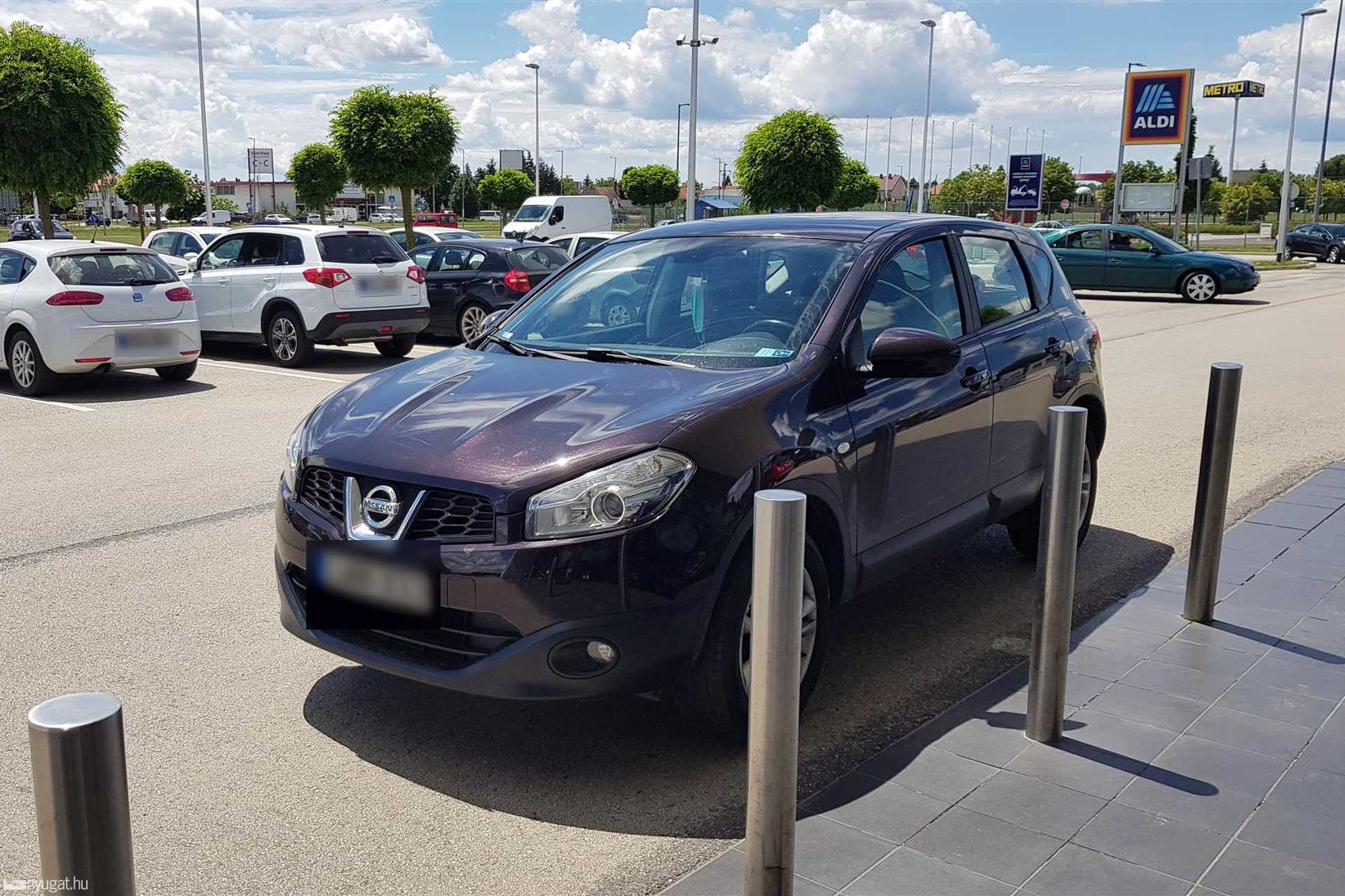 Szabálytalan és kreatív parkolások Szombathelyen: bevásárlóhelyek parkolói
