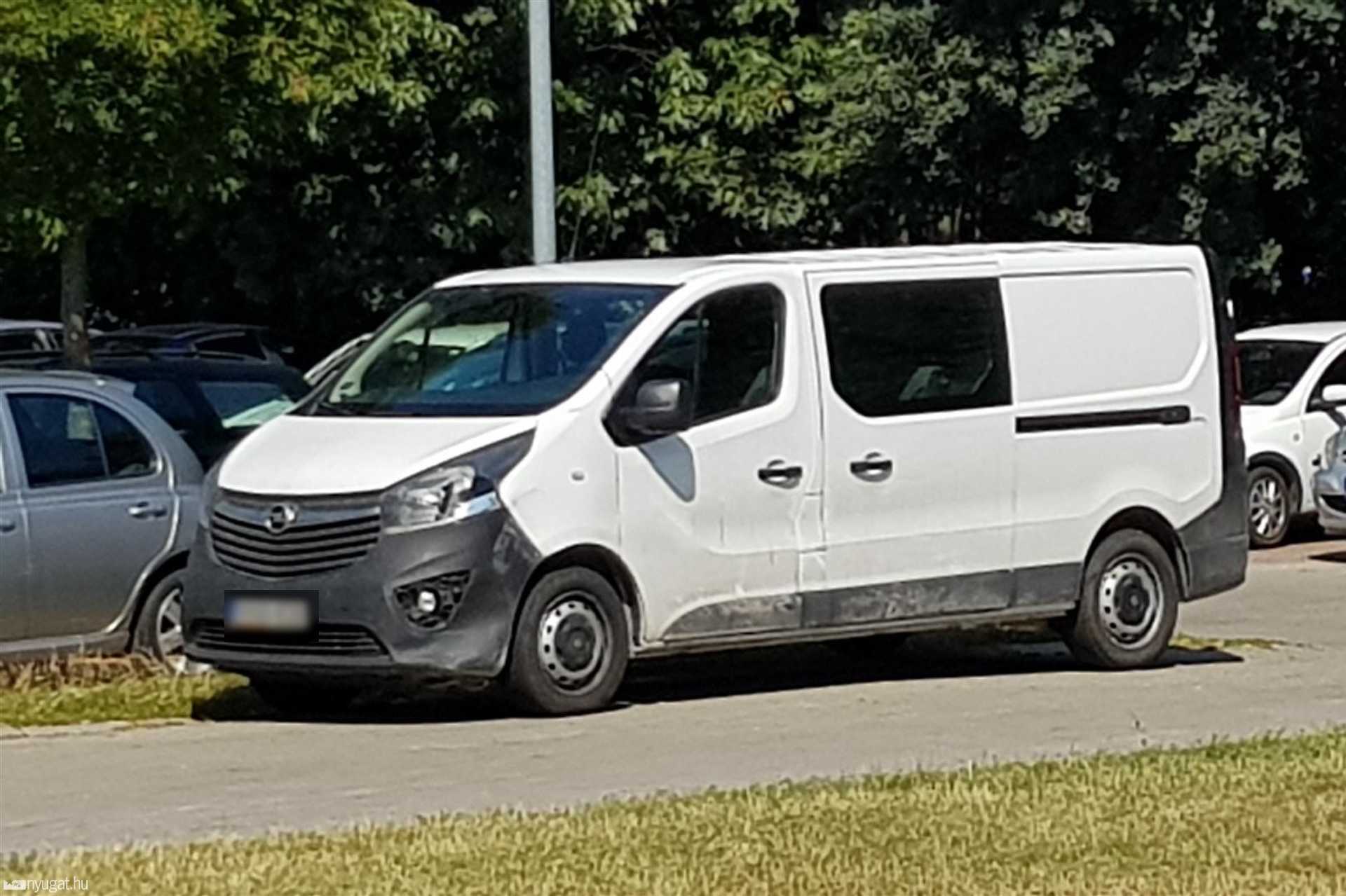 Szabálytalan és kreatív parkolások Szombathelyen: bevásárlóhelyek parkolói