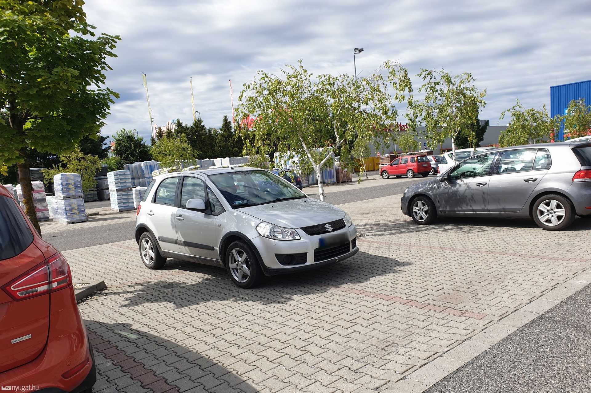 Szabálytalan és kreatív parkolások Szombathelyen: bevásárlóhelyek parkolói