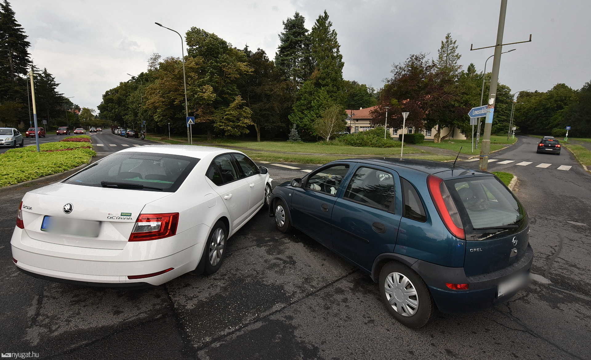 Busz takarta ki az egyenesen haladót és Skoda kanyarodott Opel elé Szombathelyen