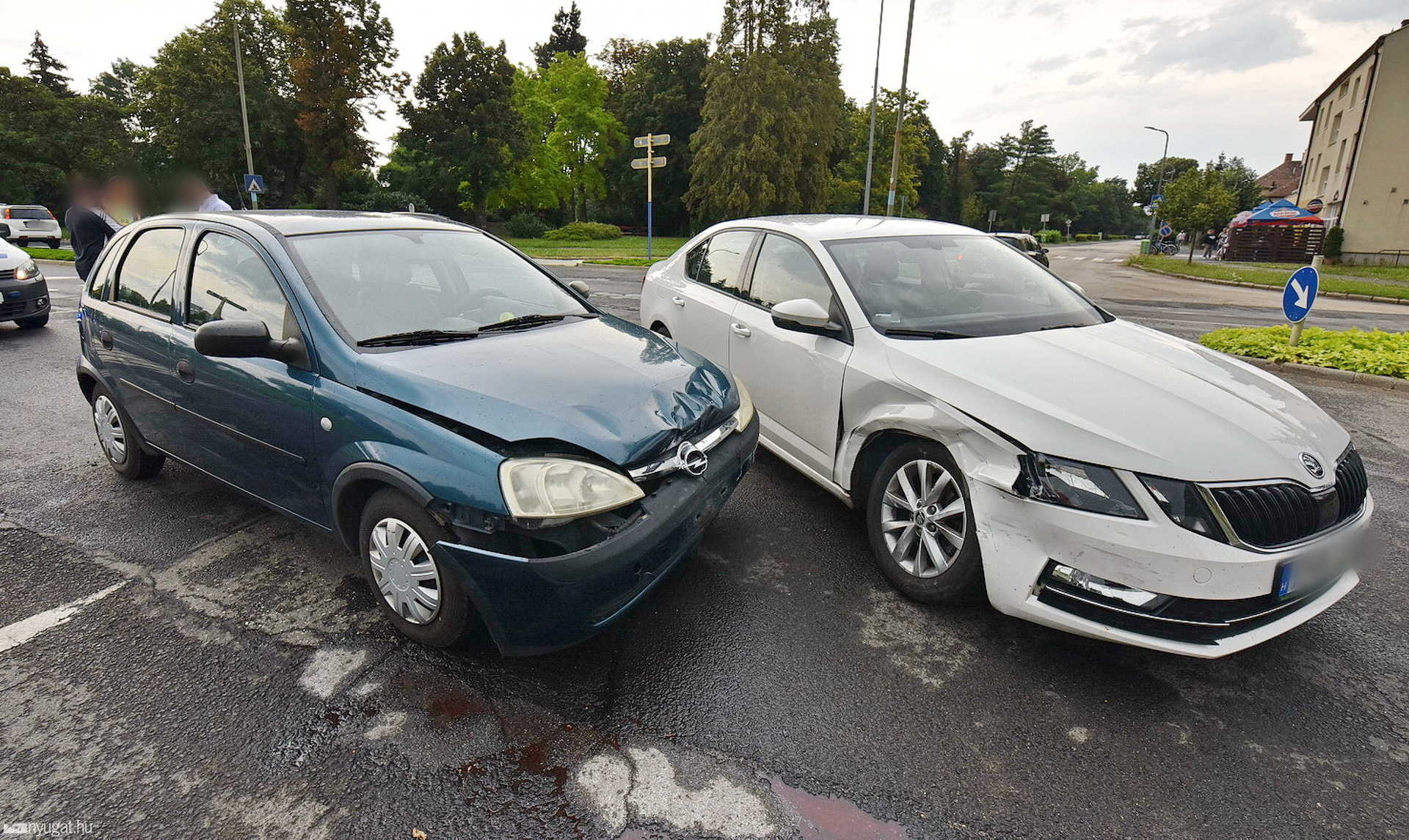Busz takarta ki az egyenesen haladót és Skoda kanyarodott Opel elé Szombathelyen