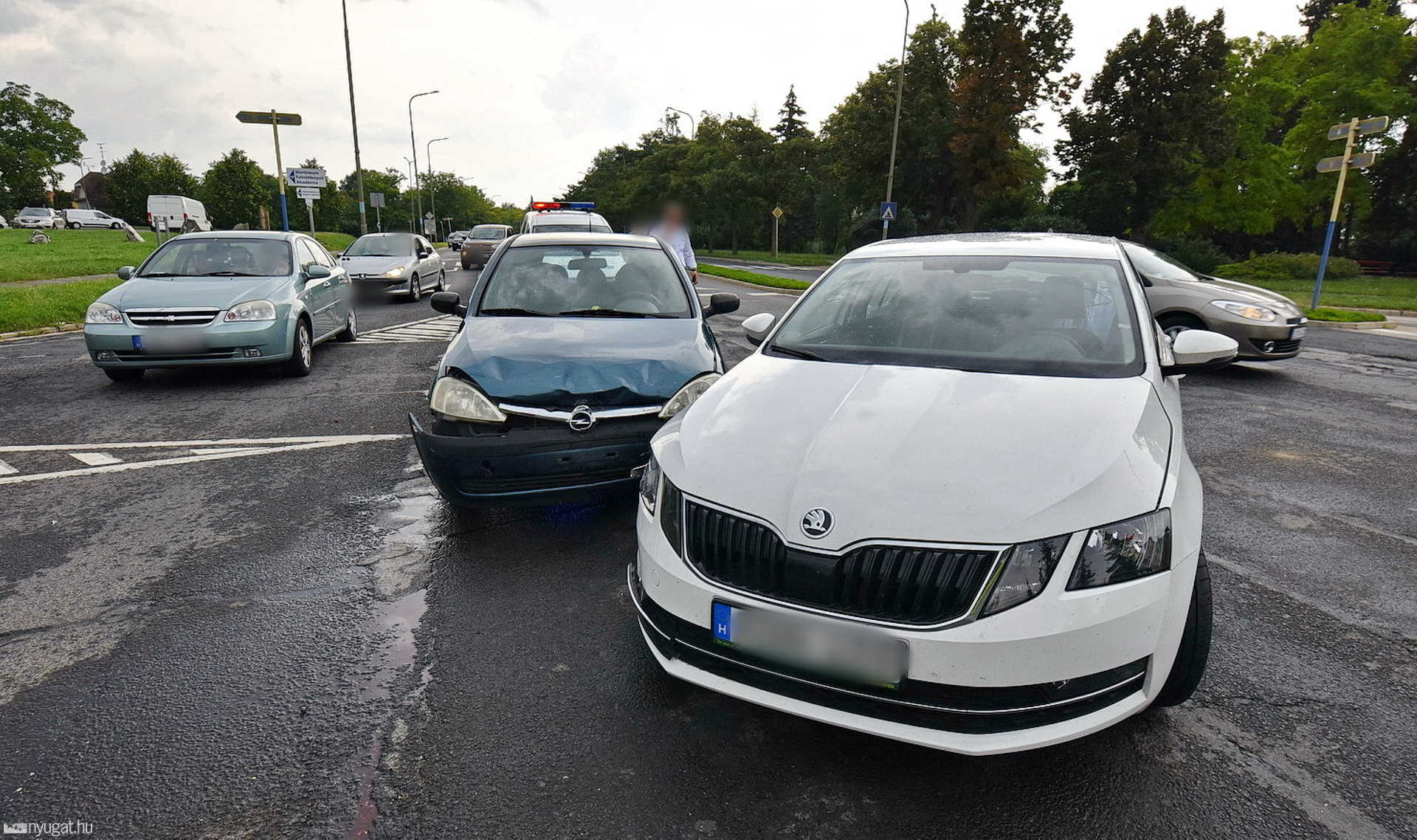Busz takarta ki az egyenesen haladót és Skoda kanyarodott Opel elé Szombathelyen