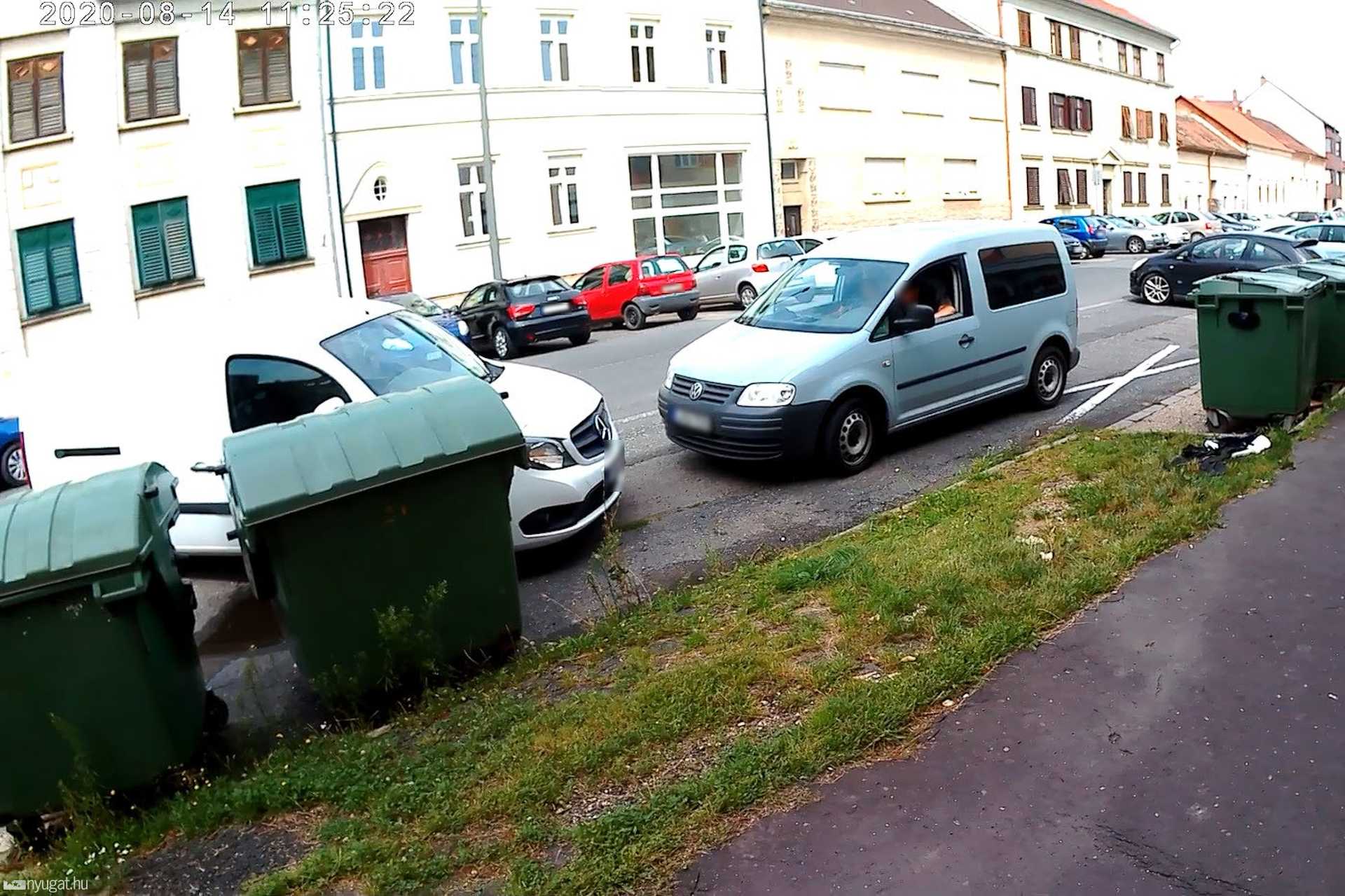 Szabálytalan és kreatív parkolások Szombathelyen: Semmelweis utca