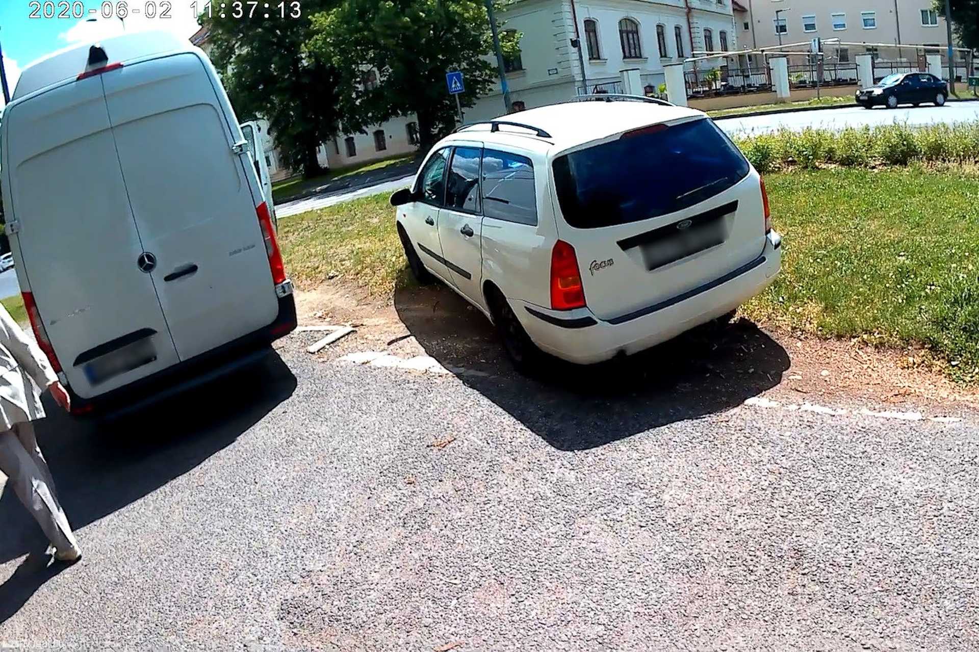 Szabálytalan és kreatív parkolások Szombathelyen: Semmelweis utca