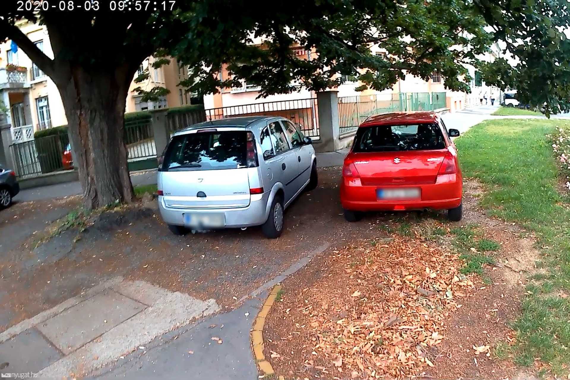 Szabálytalan és kreatív parkolások Szombathelyen: Semmelweis utca