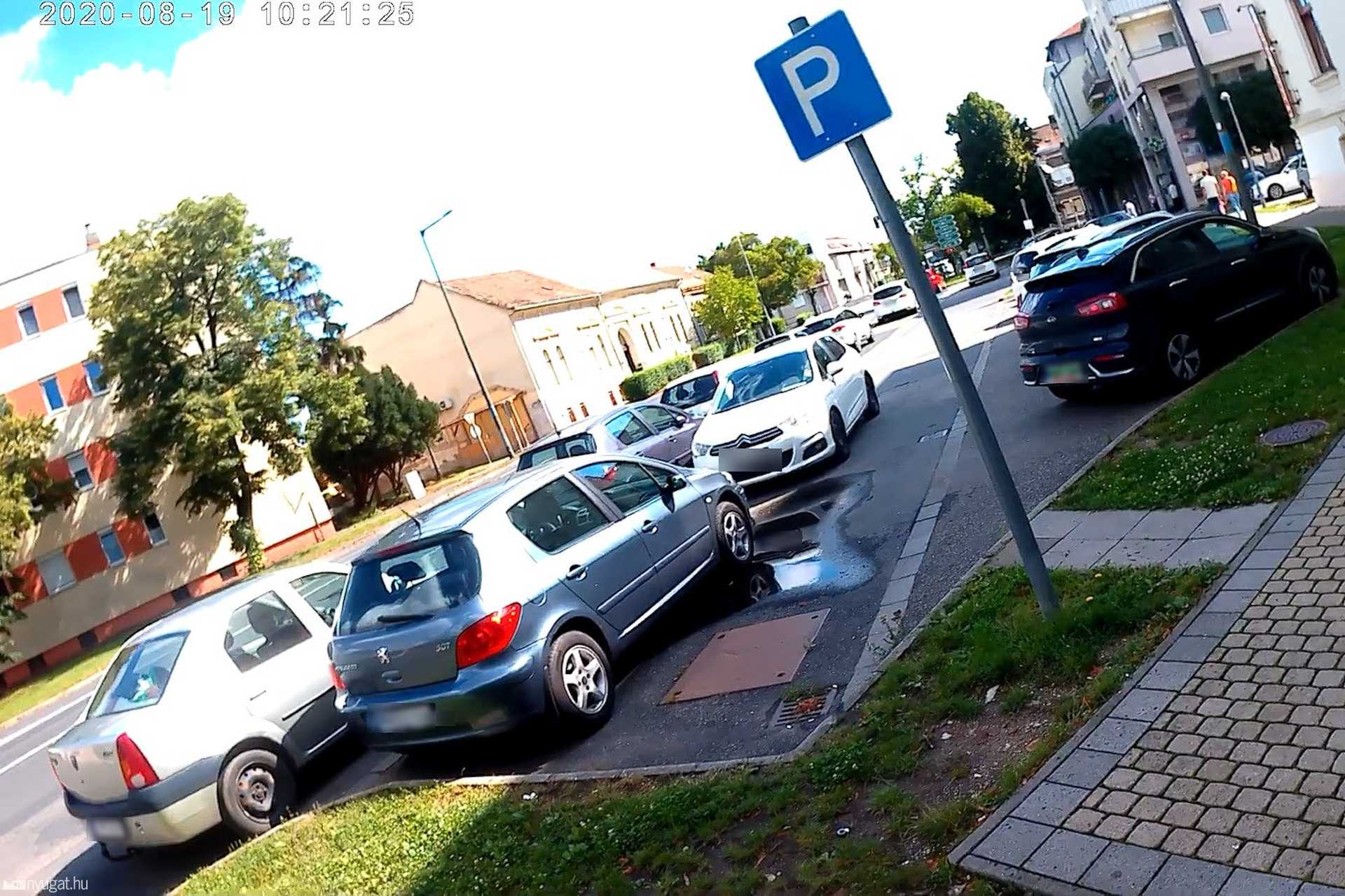 Szabálytalan és kreatív parkolások Szombathelyen: Semmelweis utca