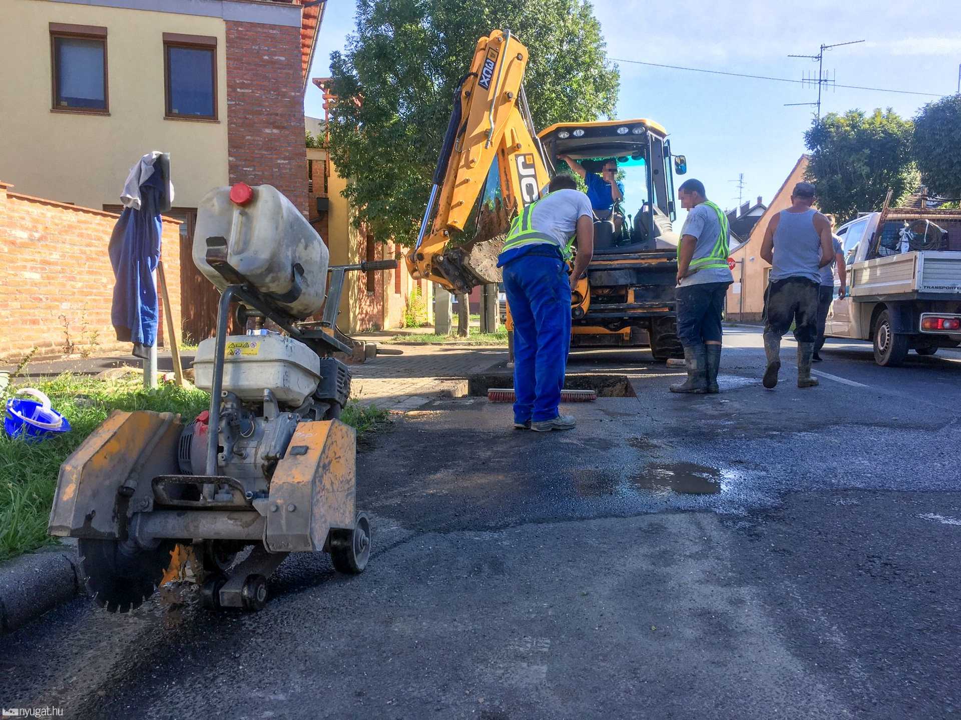 Csőtörés a Juhász Gyula utcában