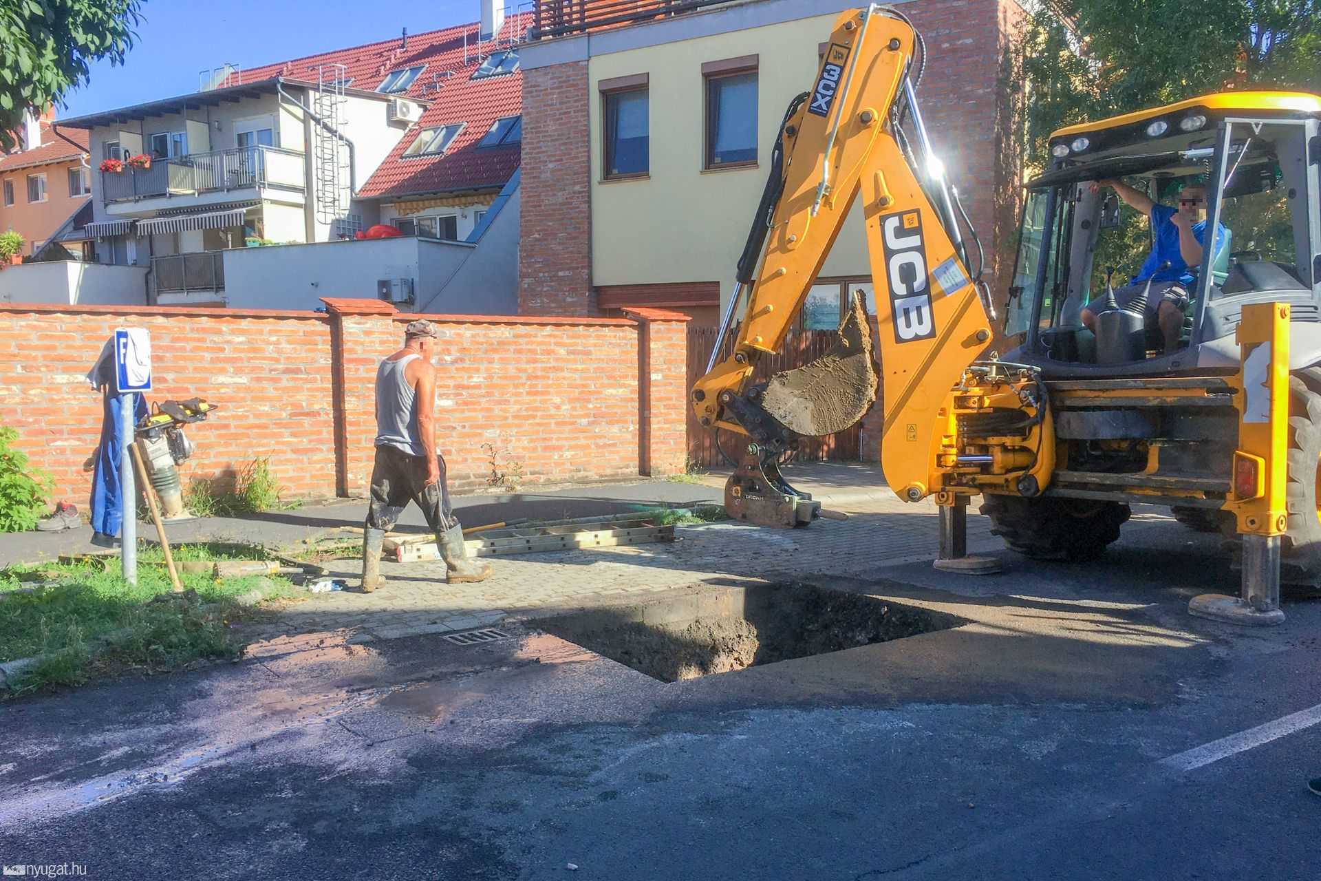 Csőtörés a Juhász Gyula utcában