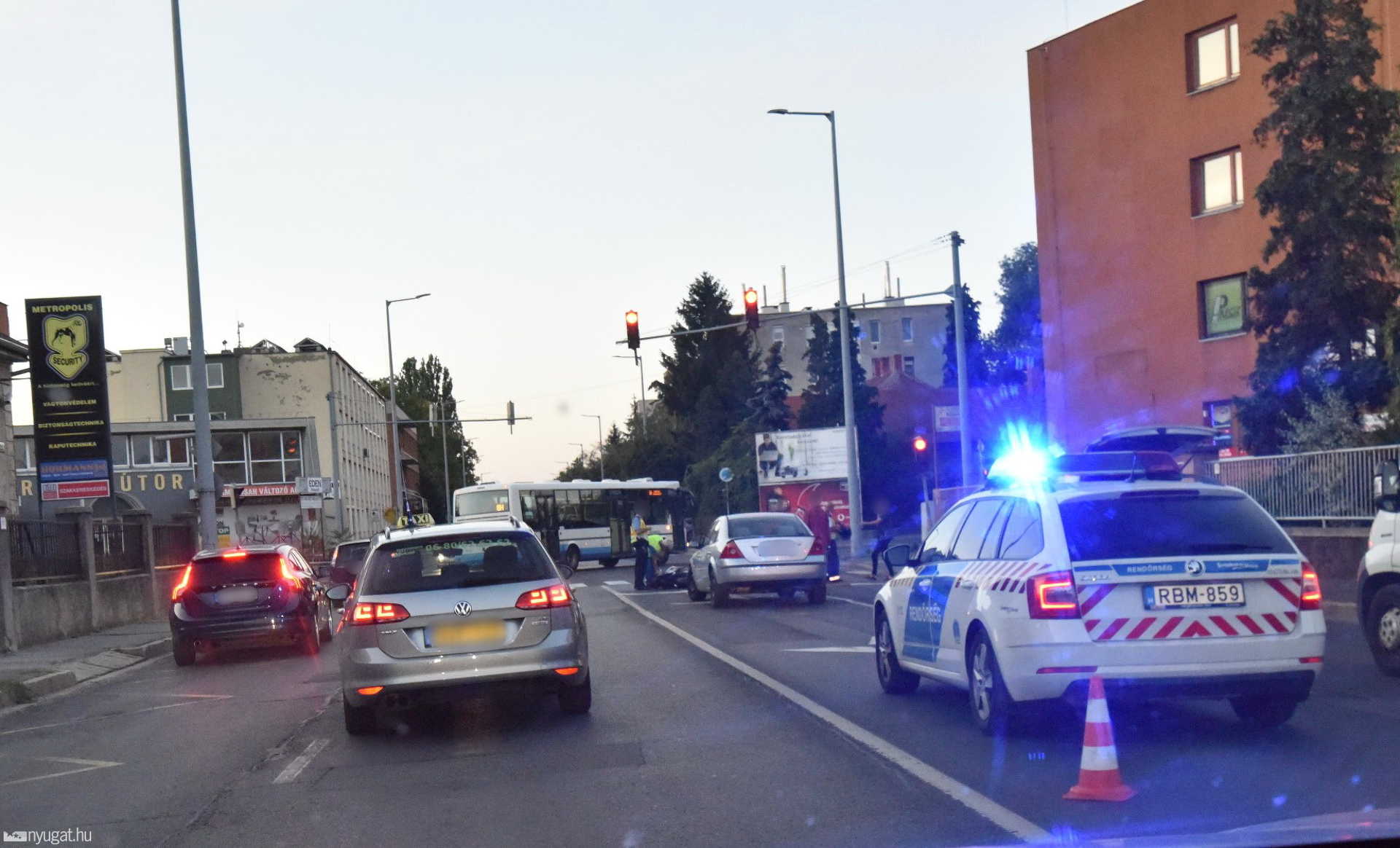 Lámpaváltásra figyelt, pirosnál álló motornak hajtott egy Ford Szombathelyen