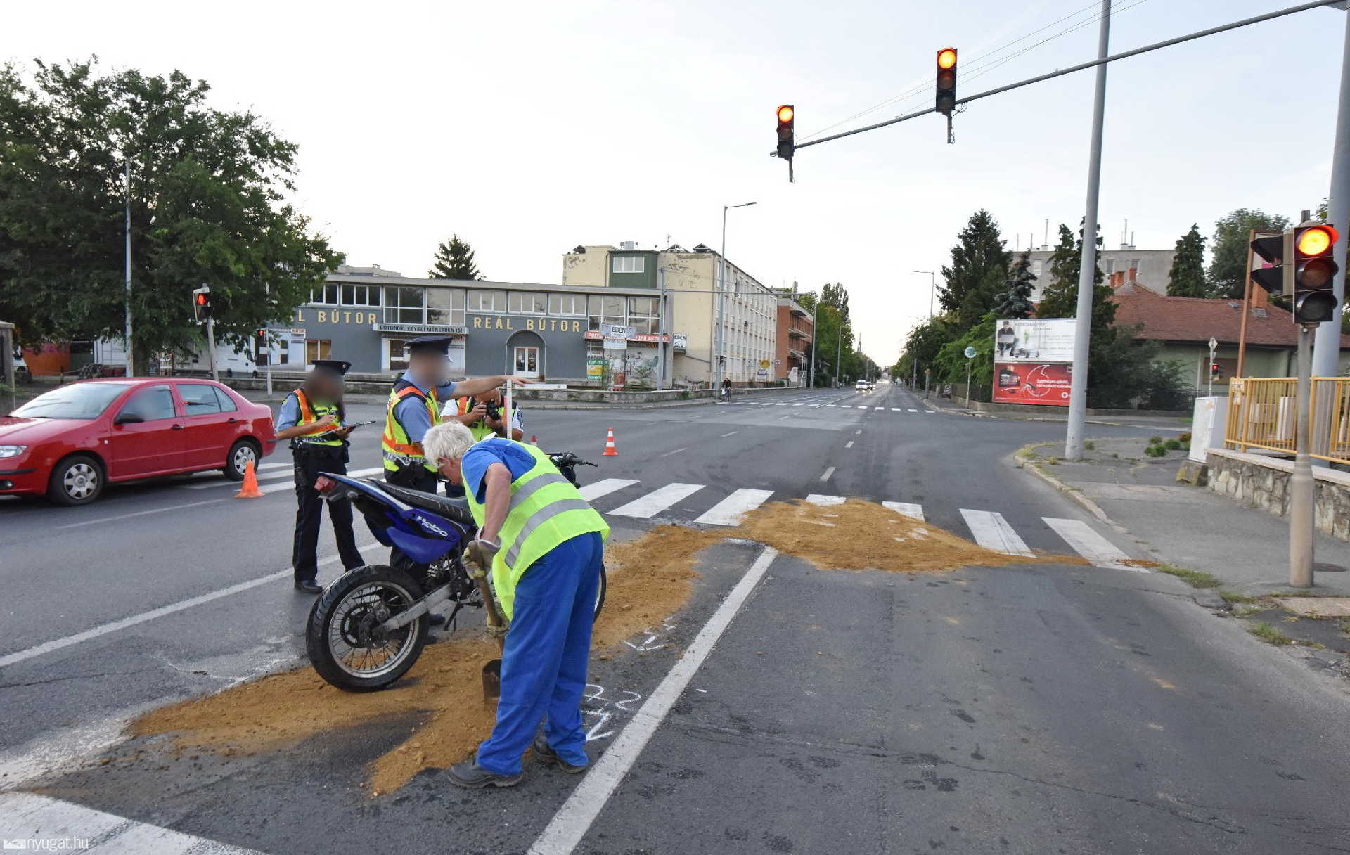 Lámpaváltásra figyelt, pirosnál álló motornak hajtott egy Ford Szombathelyen