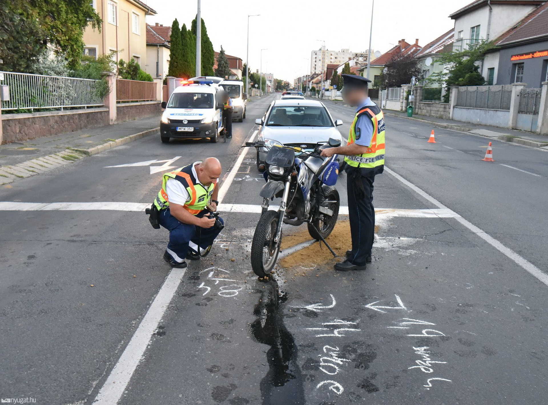 Lámpaváltásra figyelt, pirosnál álló motornak hajtott egy Ford Szombathelyen