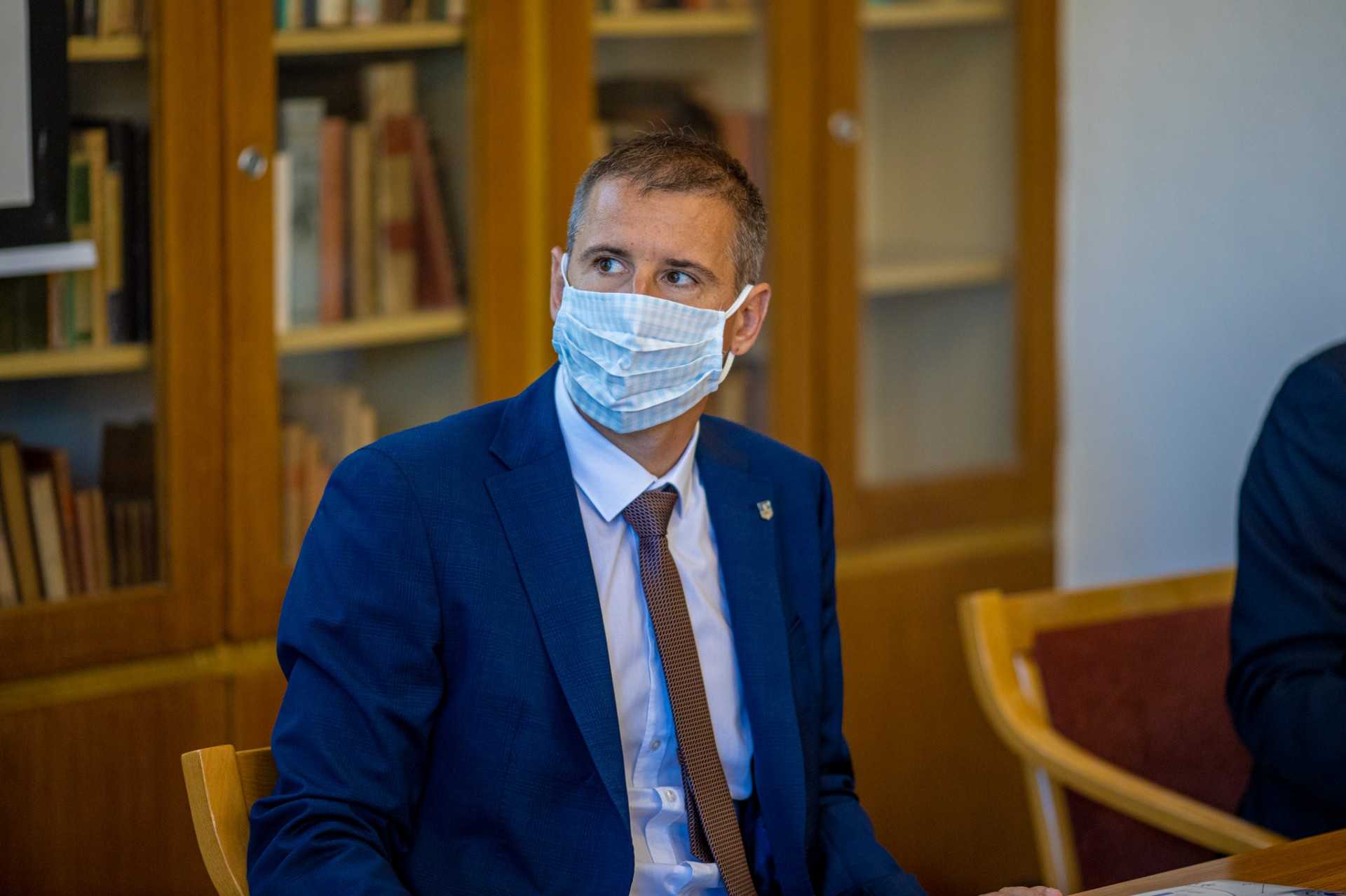 Nemény András a szombathelyi duális gépészmérnökképzésről tartott egyeztetésen
