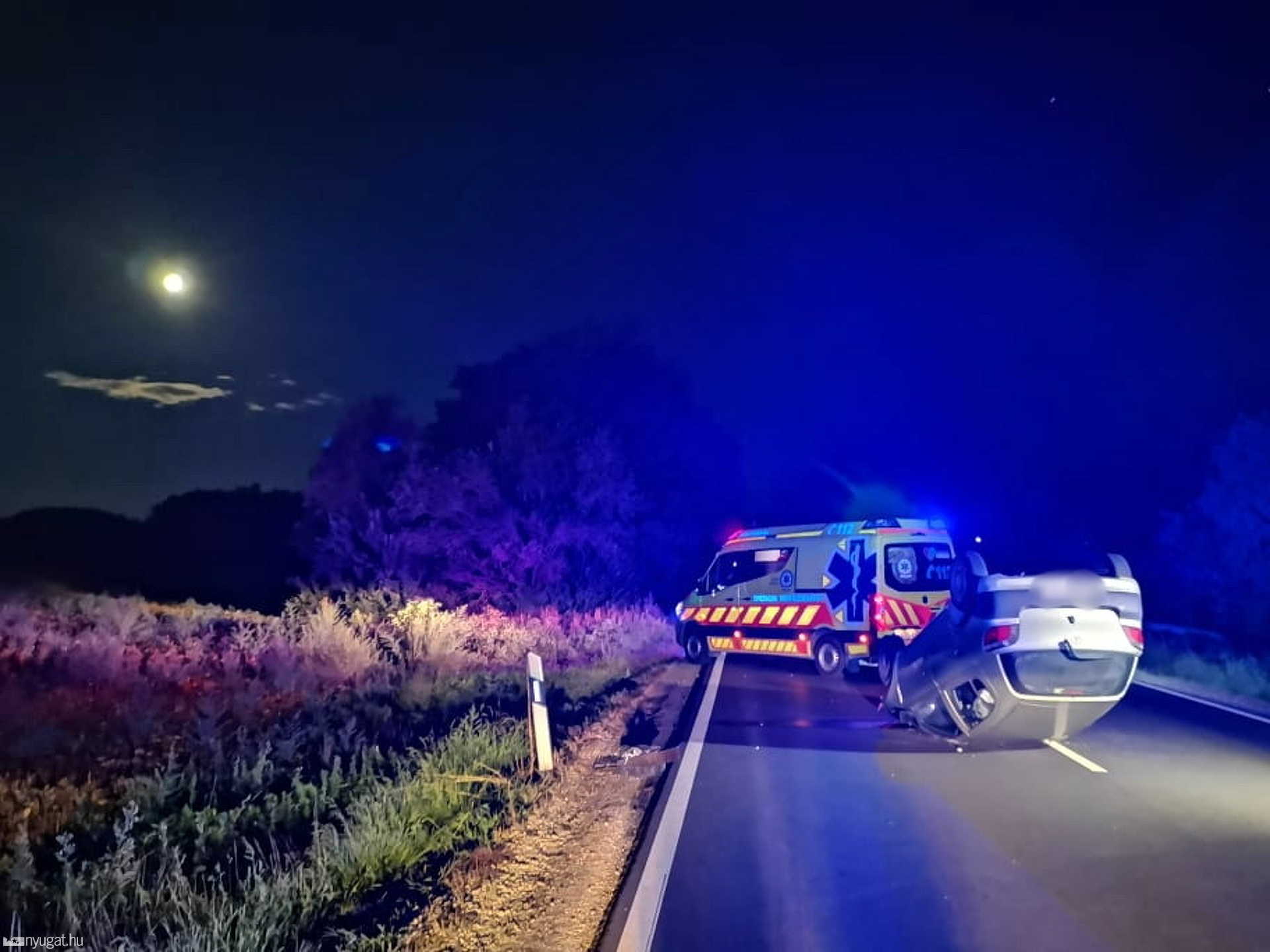 Elgázolt szarvason borult fel egy Toyota Kisunyomnál