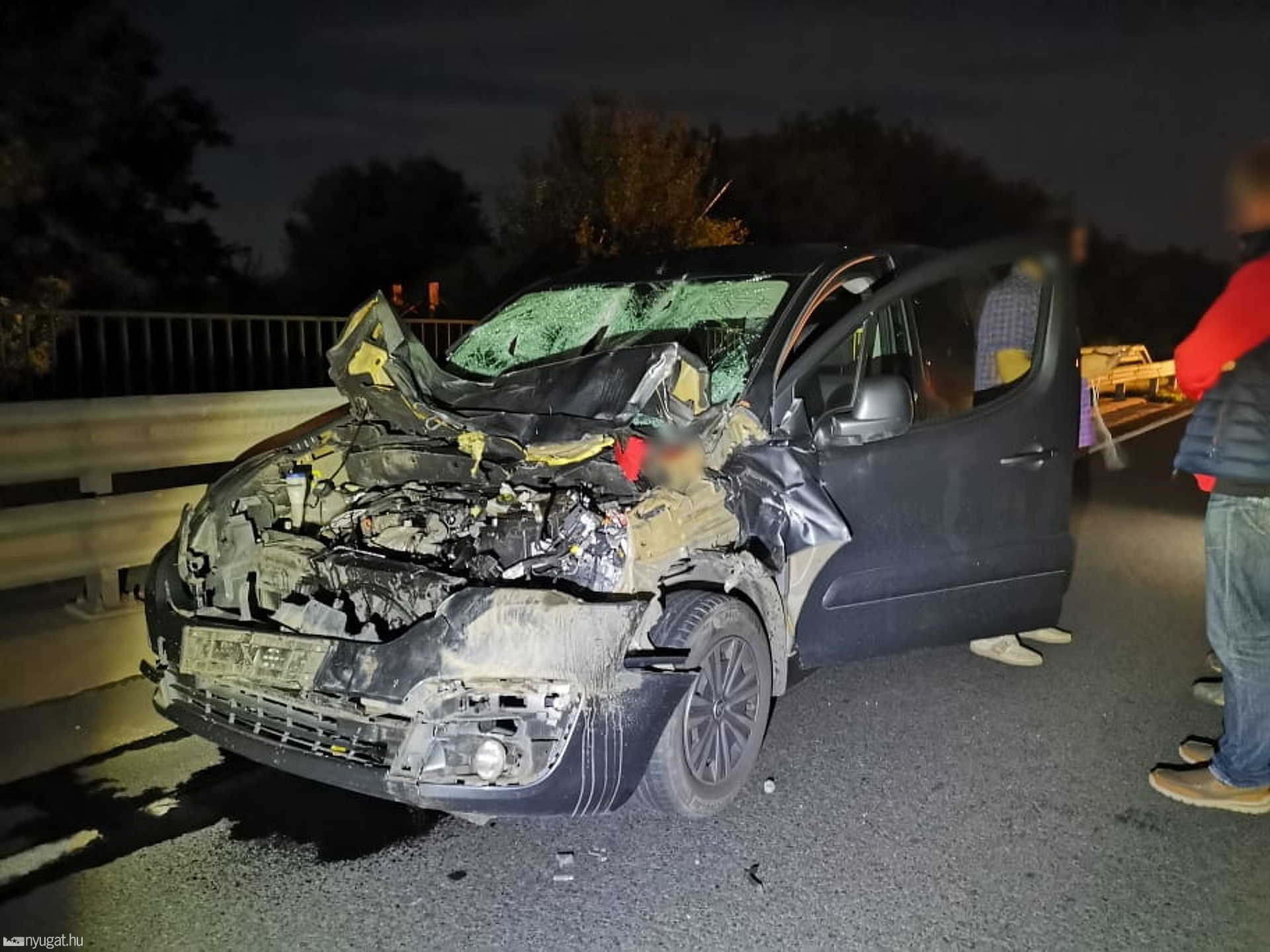 Elgázolt szarvason borult fel egy Toyota Kisunyomnál