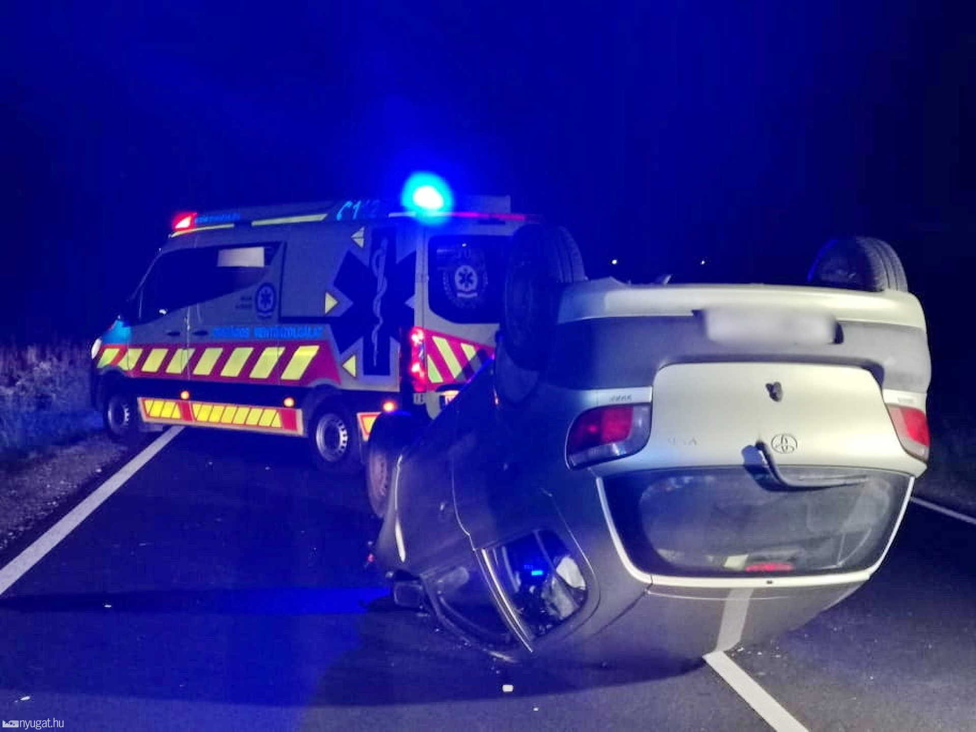Elgázolt szarvason borult fel egy Toyota Kisunyomnál