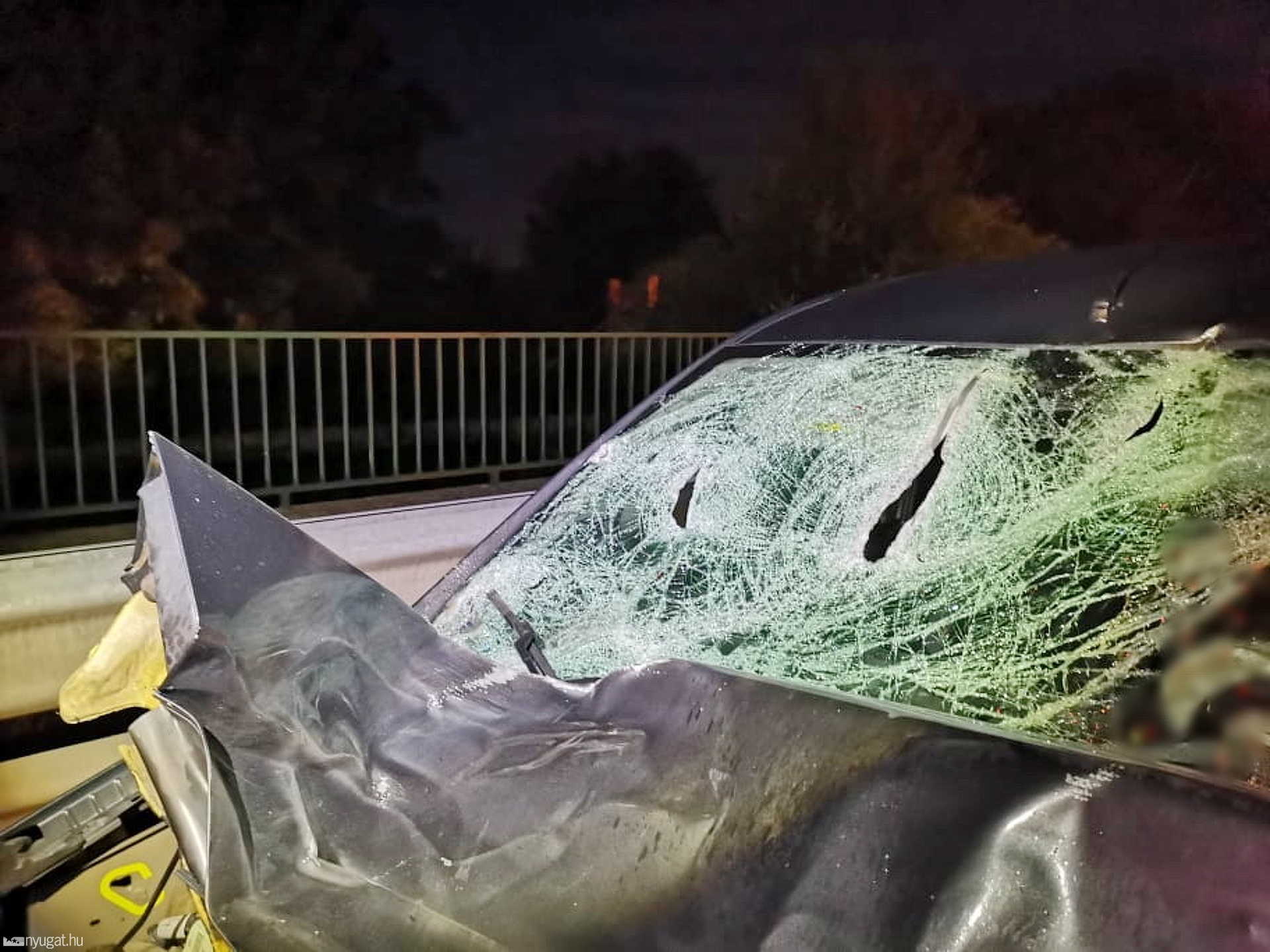Elgázolt szarvason borult fel egy Toyota Kisunyomnál