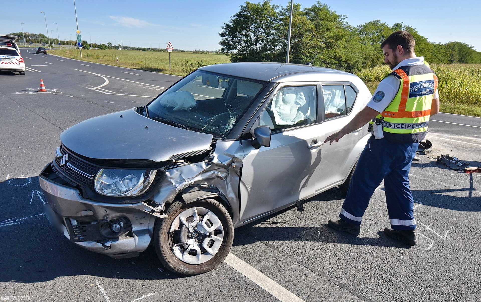 Rosszul mérte fel az érkező sebességét a sofőr - Suzuki hajtott Renault elé a 86-oson 
