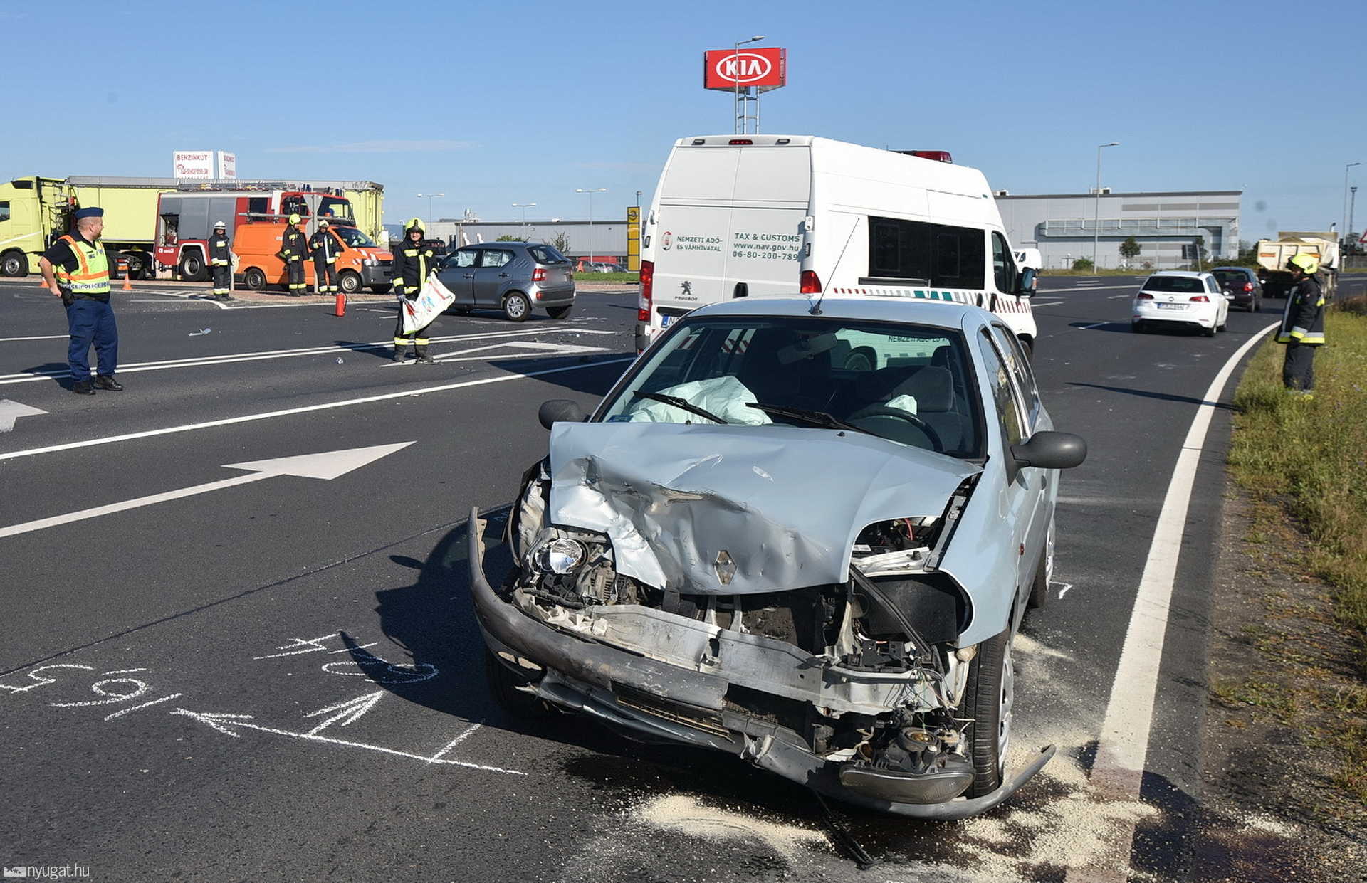 Rosszul mérte fel az érkező sebességét a sofőr - Suzuki hajtott Renault elé a 86-oson 