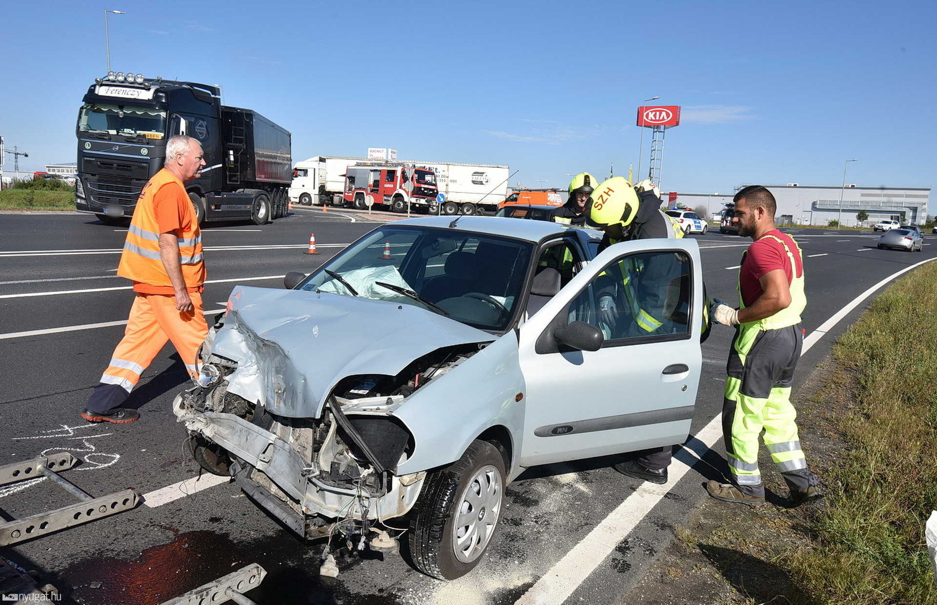 Rosszul mérte fel az érkező sebességét a sofőr - Suzuki hajtott Renault elé a 86-oson 