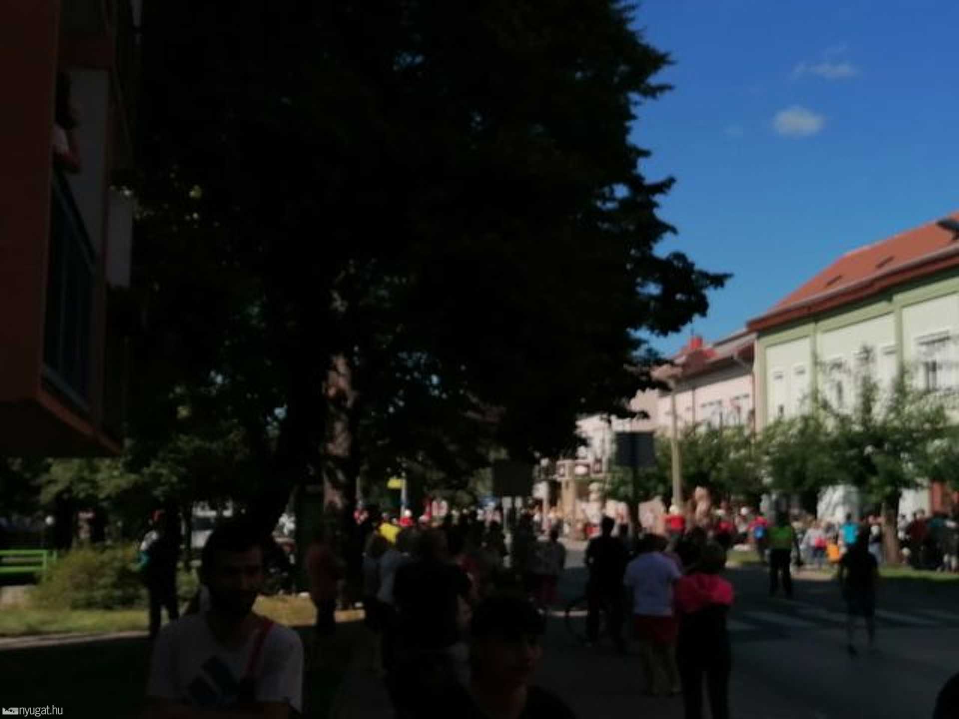 Kiugrott a tizenegyemeletesből egy fiatal férfi Celldömölkön