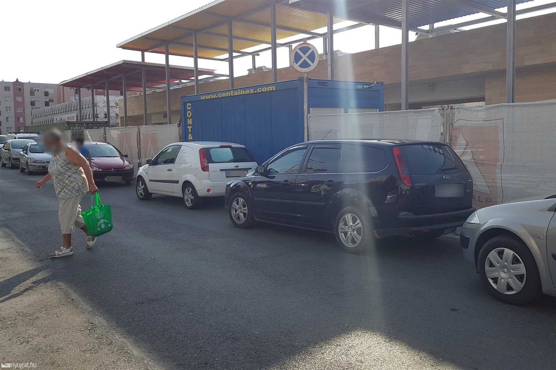 Szabálytalan és kreatív parkolások Szombathelyen: piac