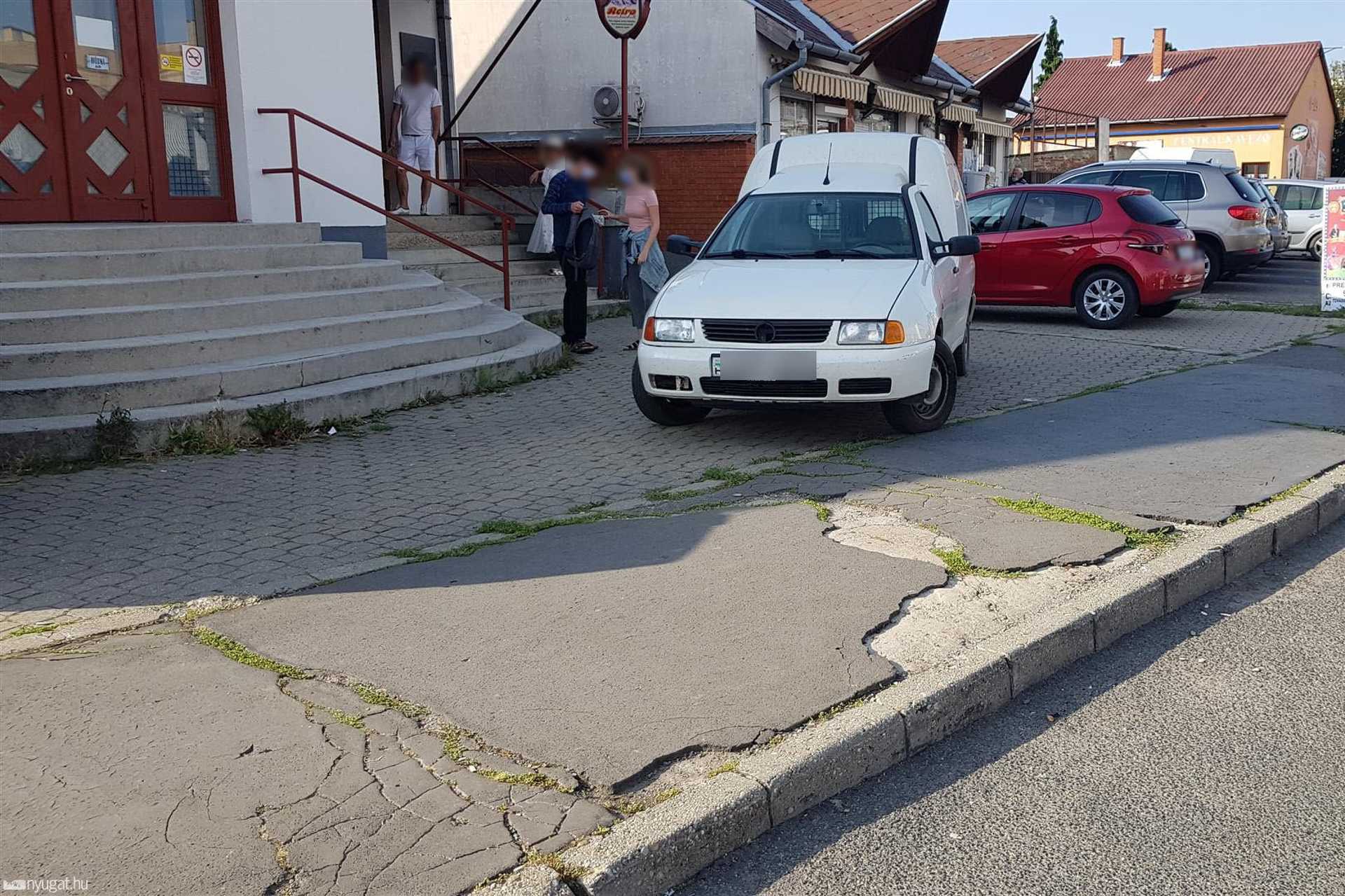 Szabálytalan és kreatív parkolások Szombathelyen: piac