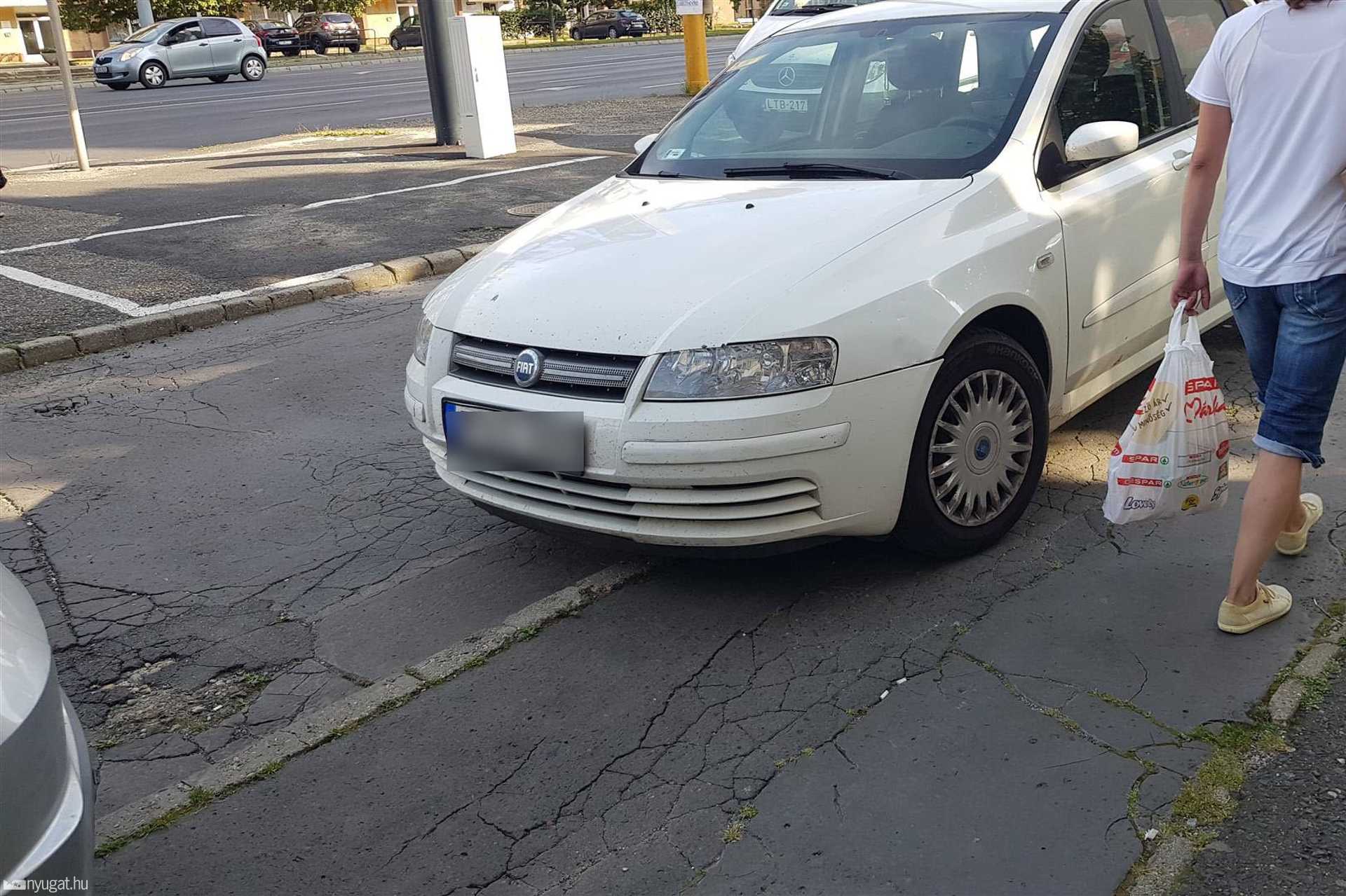 Szabálytalan és kreatív parkolások Szombathelyen: piac