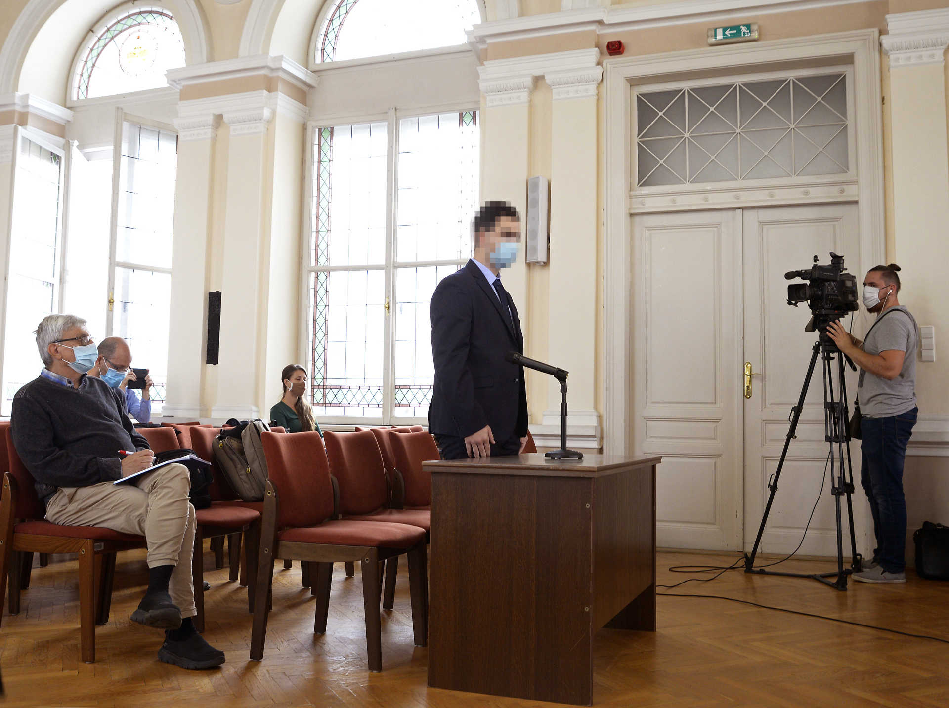 H. A. Cs. az ellene előre kitervelten, közfeladatot ellátó személy sérelmére elkövetett emberölés kísérlete miatt indult büntetőper előkészítő ülésén a Győri Törvényszéken 2020. szeptember 7-én. A fiú tavaly decemberben egy tanórán megkéselte a neki matematikát és fizikát tanító osztályfőnökét a Győri Szakképzési Centrum Jedlik Ányos Gépipari és Informatikai Szakgimnáziuma Szakközépiskolájában és Kollégiumában. 