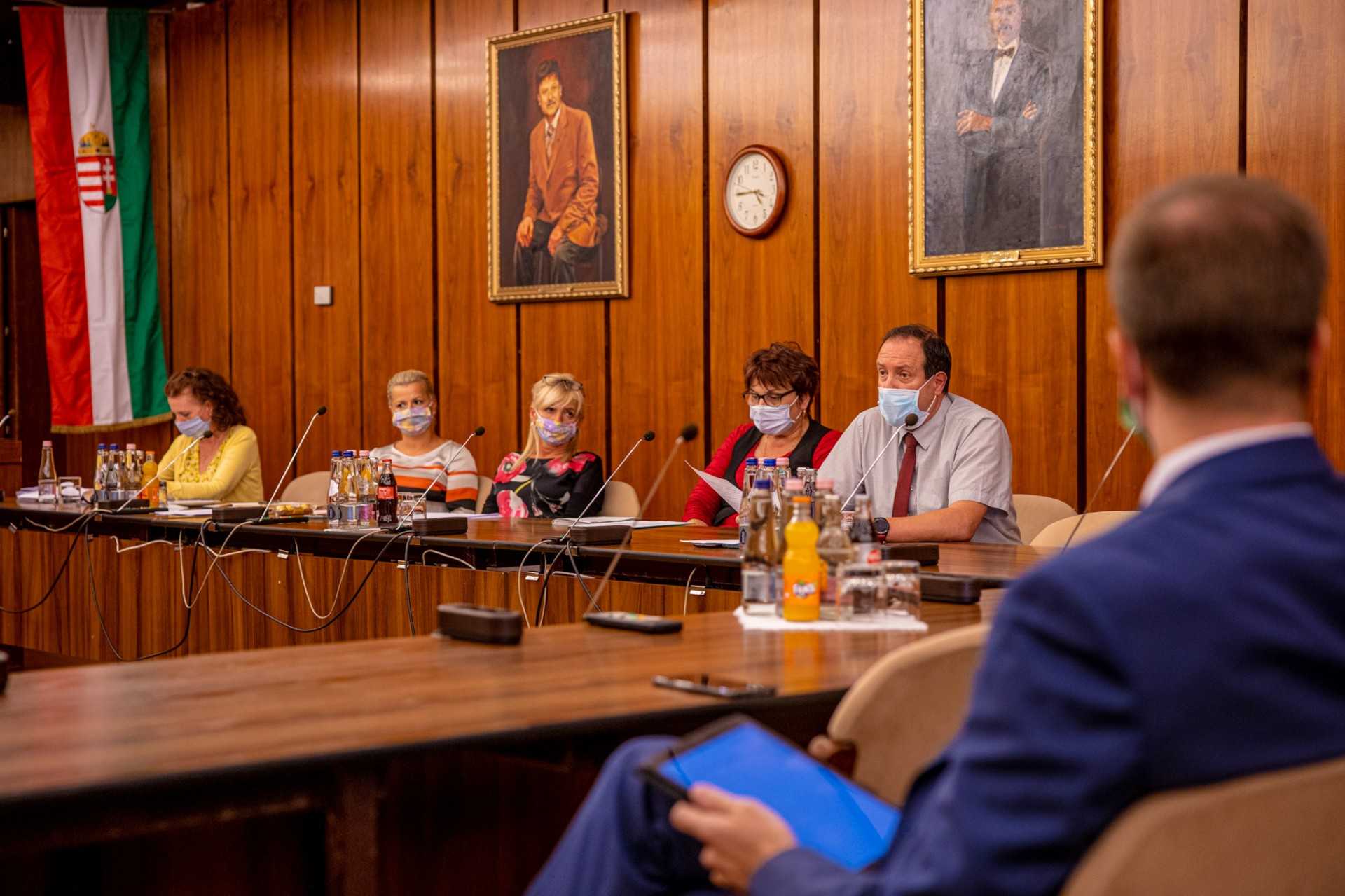 Jobb oldalt rövidujjú ingben Fodor István, háttal László Győző alpolgármester
