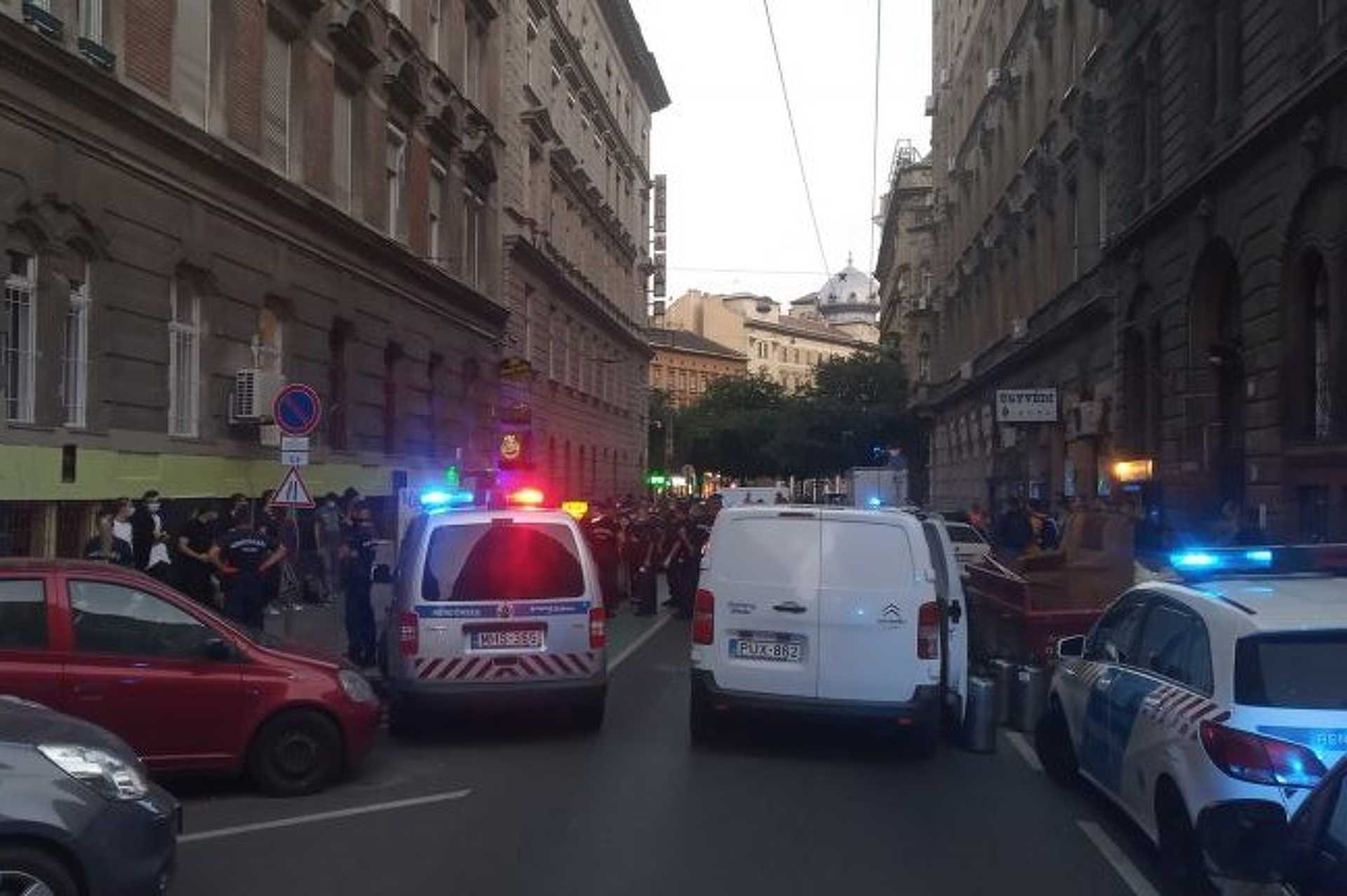 Rendőrségi razzia a Kertész utcában 