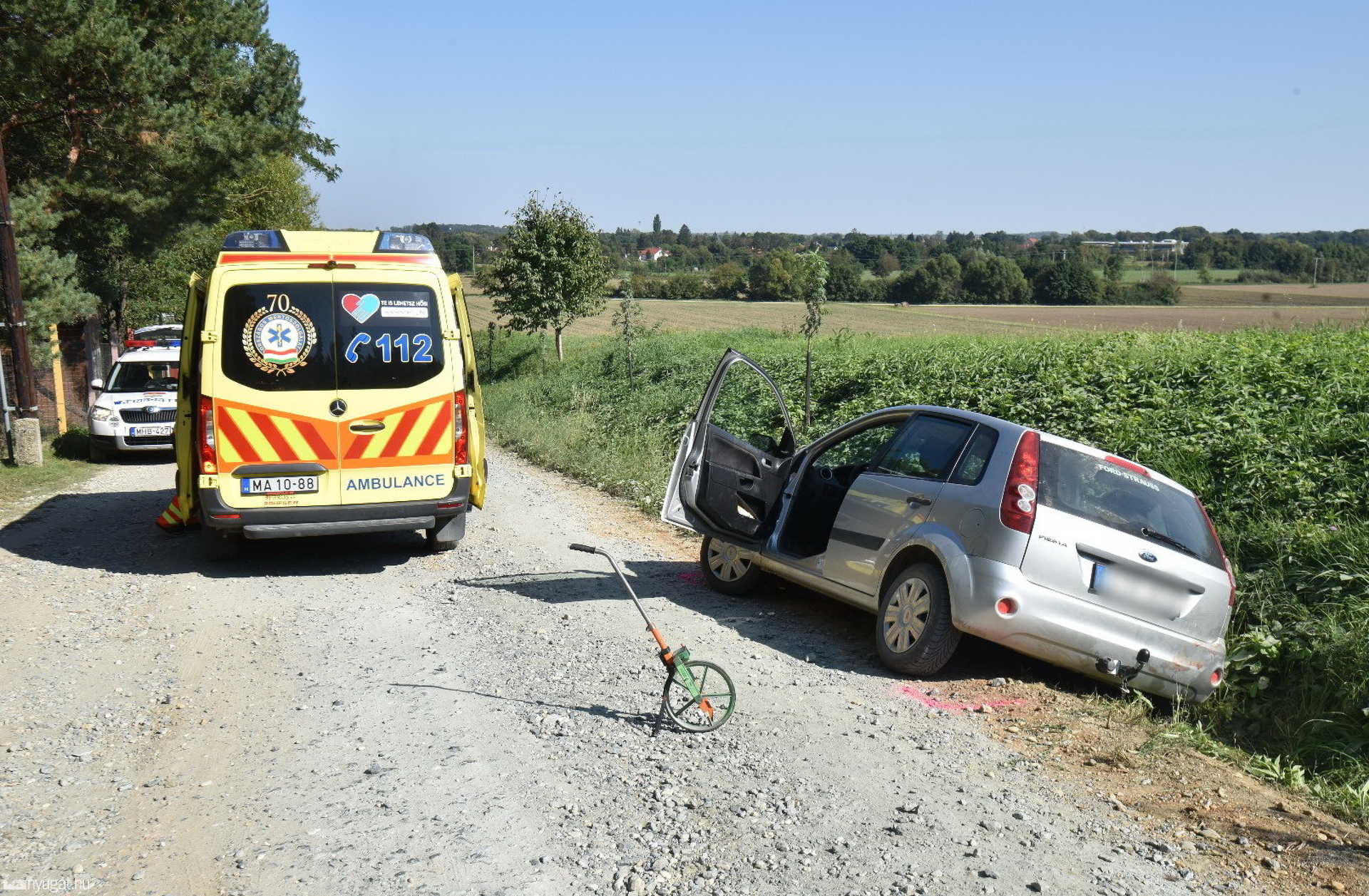 Ittas sofőr hajtott árokba Forddal a gyöngyösfalui Holdfényligetnél