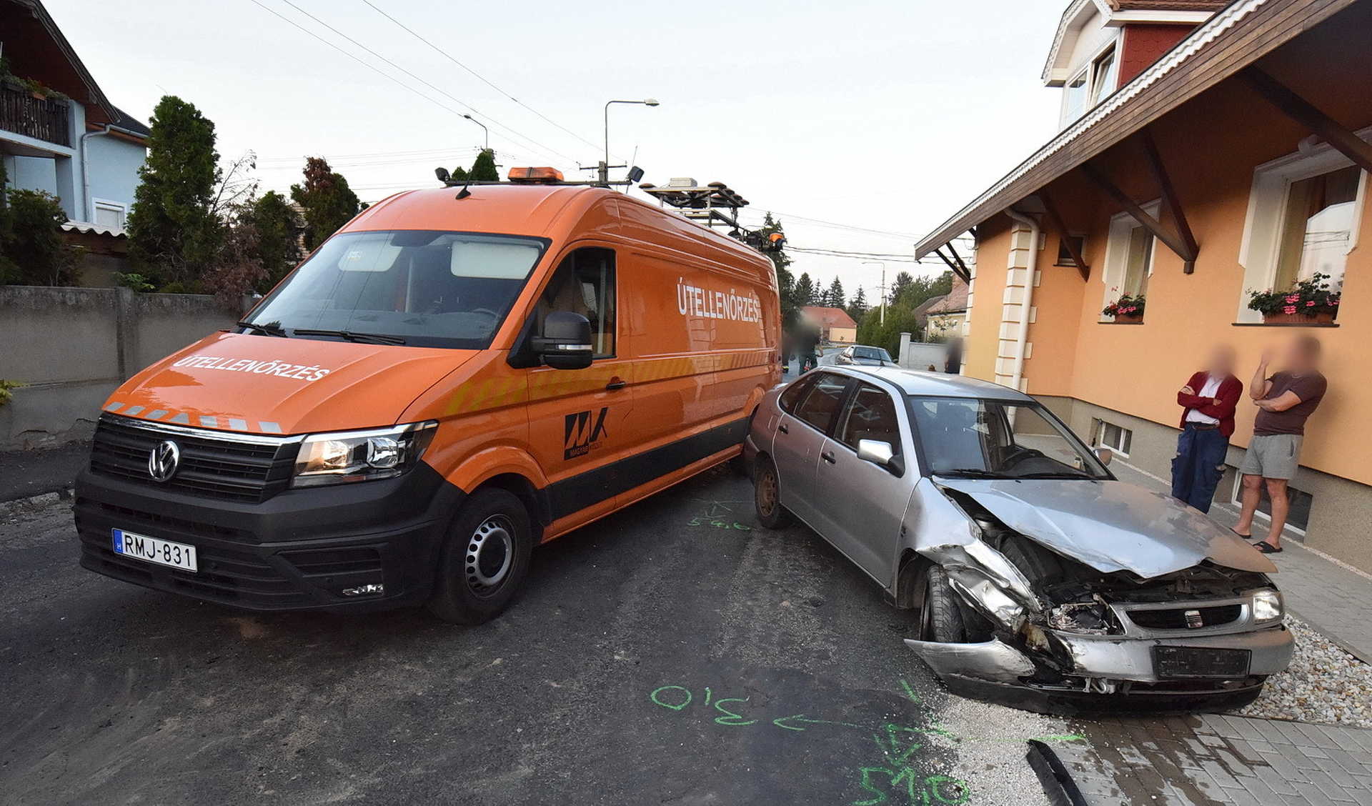 Utánfutós SsangYong ütközött lejtő alján Renault-val és Seattal Répcevisen