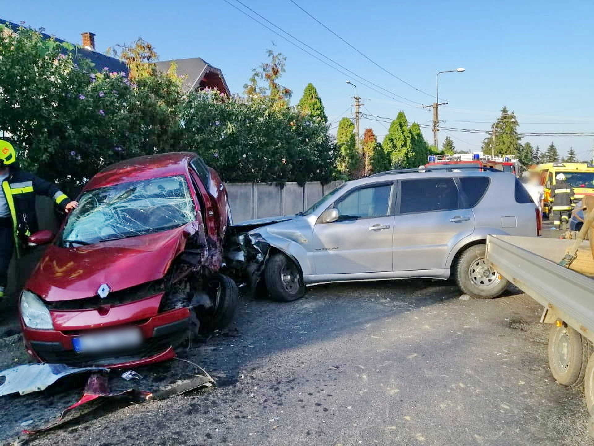 Utánfutós SsangYong ütközött lejtő alján Renault-val és Seattal Répcevisen