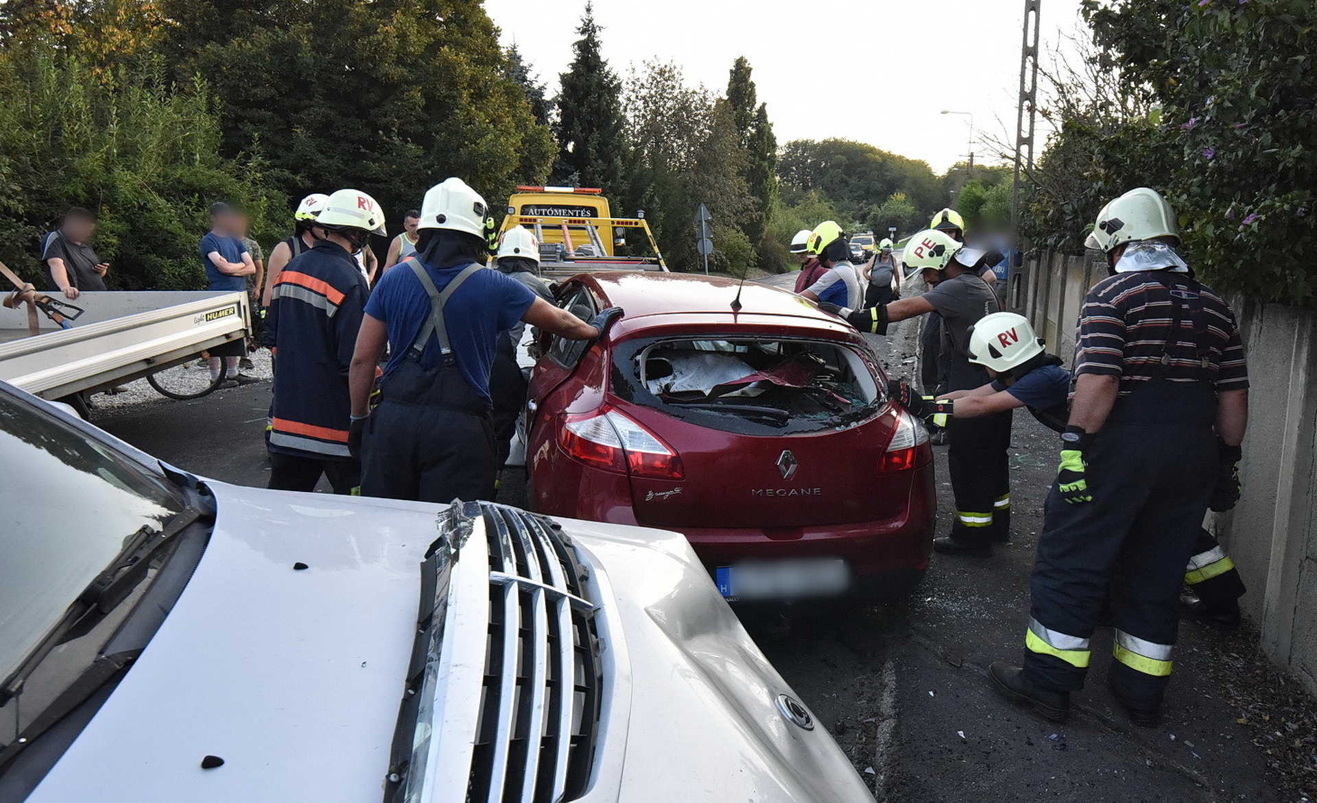 Utánfutós SsangYong ütközött lejtő alján Renault-val és Seattal Répcevisen