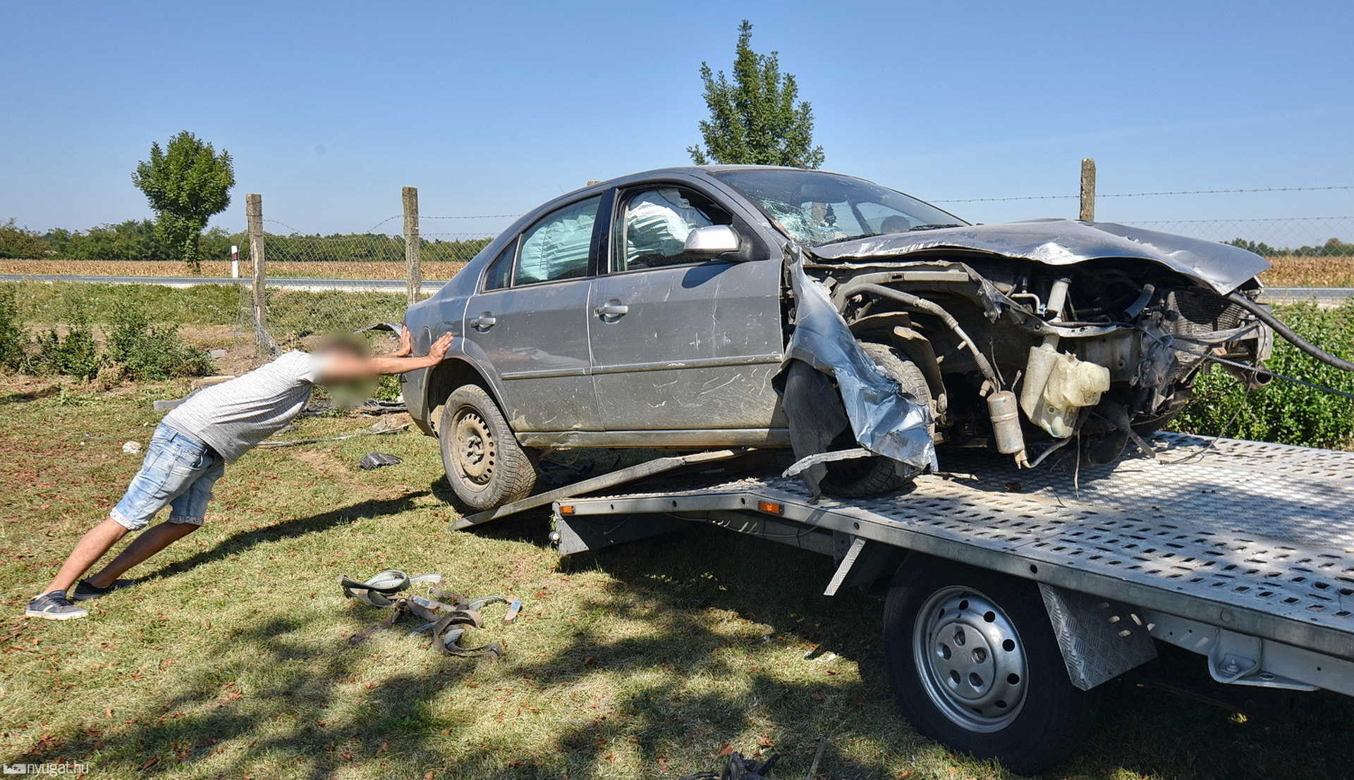 Betonoszlopokat törve hajtott a Gabonakutató udvarára egy Ford a 87-es főúton