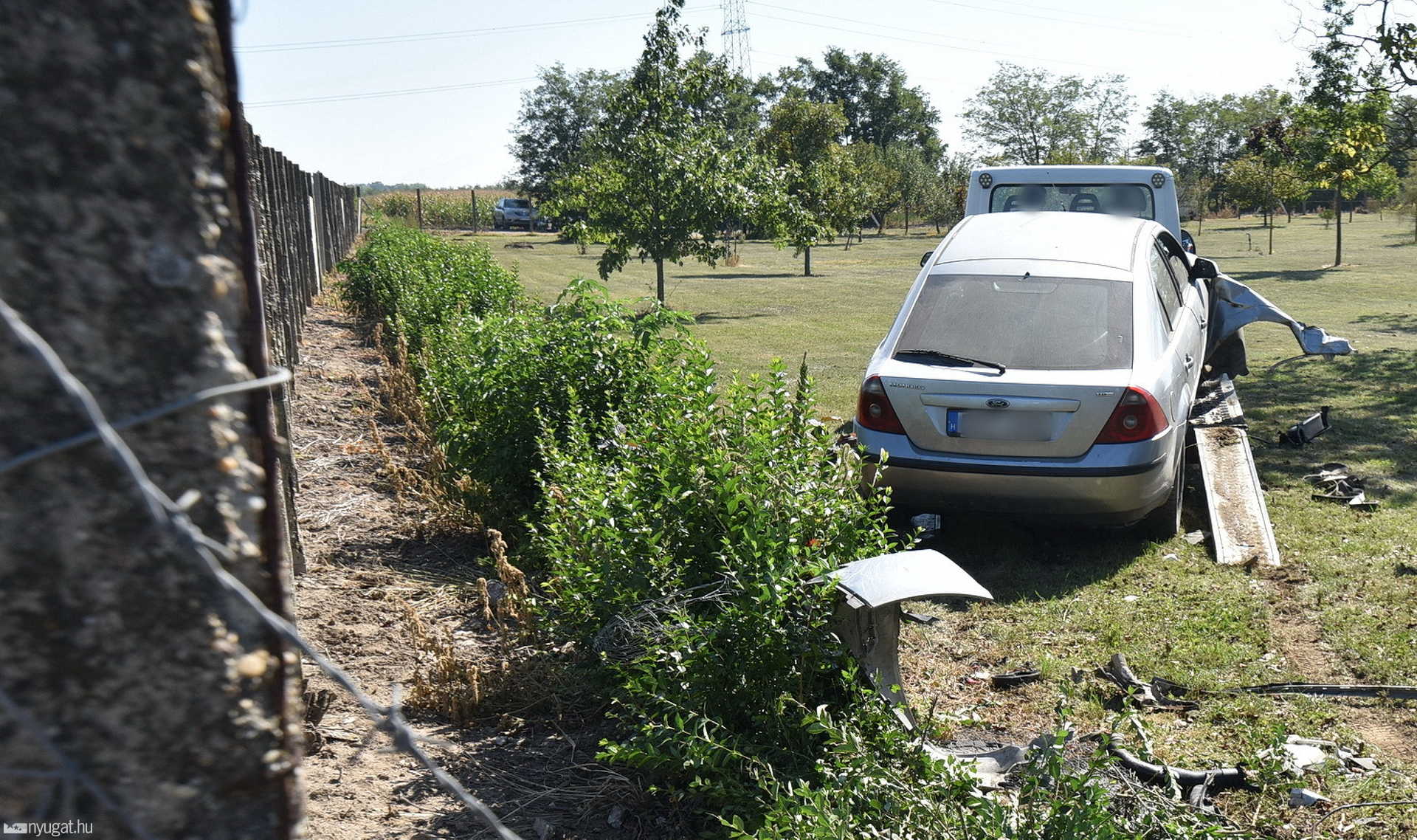 Betonoszlopokat törve hajtott a Gabonakutató udvarára egy Ford a 87-es főúton