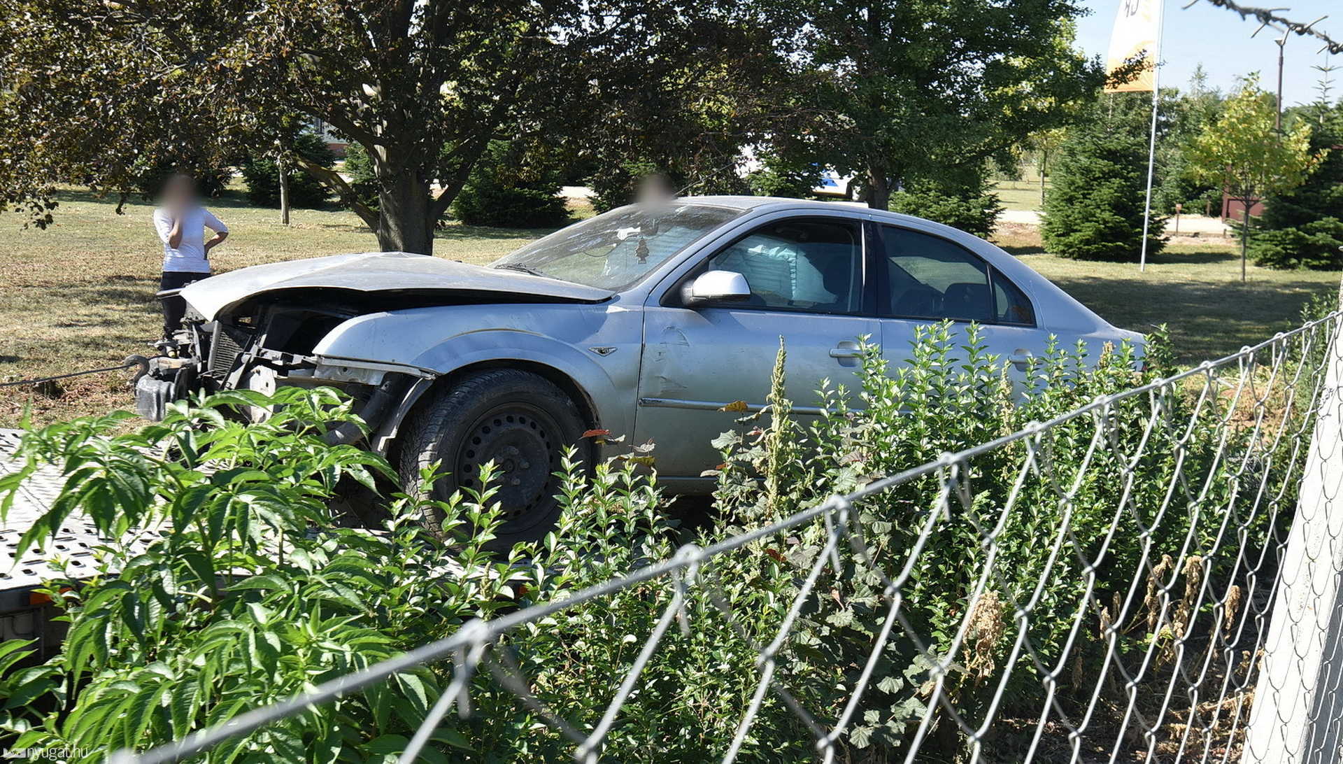 Betonoszlopokat törve hajtott a Gabonakutató udvarára egy Ford a 87-es főúton
